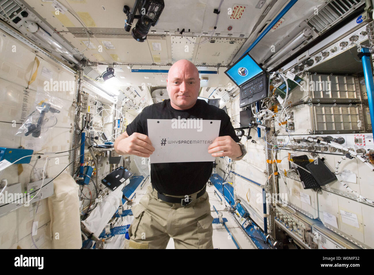 NASA-Astronaut Scott Kelly ist in die japanische Experimentmodul (JEM) hält ein Schild mit dem Hashtag #WHYSPACEMATTERS am 6. Juni 2015 fotografiert. Die NASA und das Büro der Vereinten Nationen für Weltraumfragen (UNOOSA) haben einen weltweiten Fotowettbewerb zu markieren, wie die Sicht der Raum hilft uns, unseren Planeten besser zu verstehen, Leben zu verbessern und unsere Zukunft zu sichern, indem es die nachhaltige Entwicklung auf der Erde ins Leben gerufen. .. Teil der NASA Human Research Programm, die einjährige Mission auf der Internationalen Raumstation ist ein gemeinsames Programm zwischen der US-amerikanischen Weltraumorganisation, der russischen Federa Stockfoto