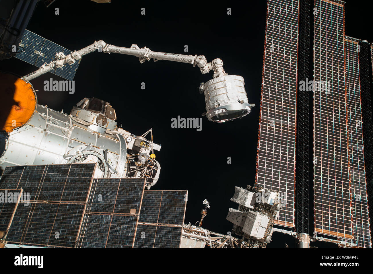 Die bigelow Erweiterbar Aktivität Modul (BEAM) wurde auf der Internationalen Raumstation am April 16, 2016 5:36:00 Uhr EDT. Nach der Extraktion von SpaceX Dragon's Cargo mit Hilfe des Roboterarms Canadarm2 Handwerk, Boden-Controller installiert die erweiterbaren Modul in die hintere Hafen der Ruhe. Astronauten werden BEAM Gelegentlich geben Sie Tests durchzuführen, um moduleÕs Gesamtleistung und die Fähigkeit der erweiterbare Lebensräume zu validieren. Die NASA untersucht Konzepte für Lebensräume, die Astronauten gesund während Space Exploration halten können. Erweiterbare Lebensräume sind ein solches Konzept Stockfoto