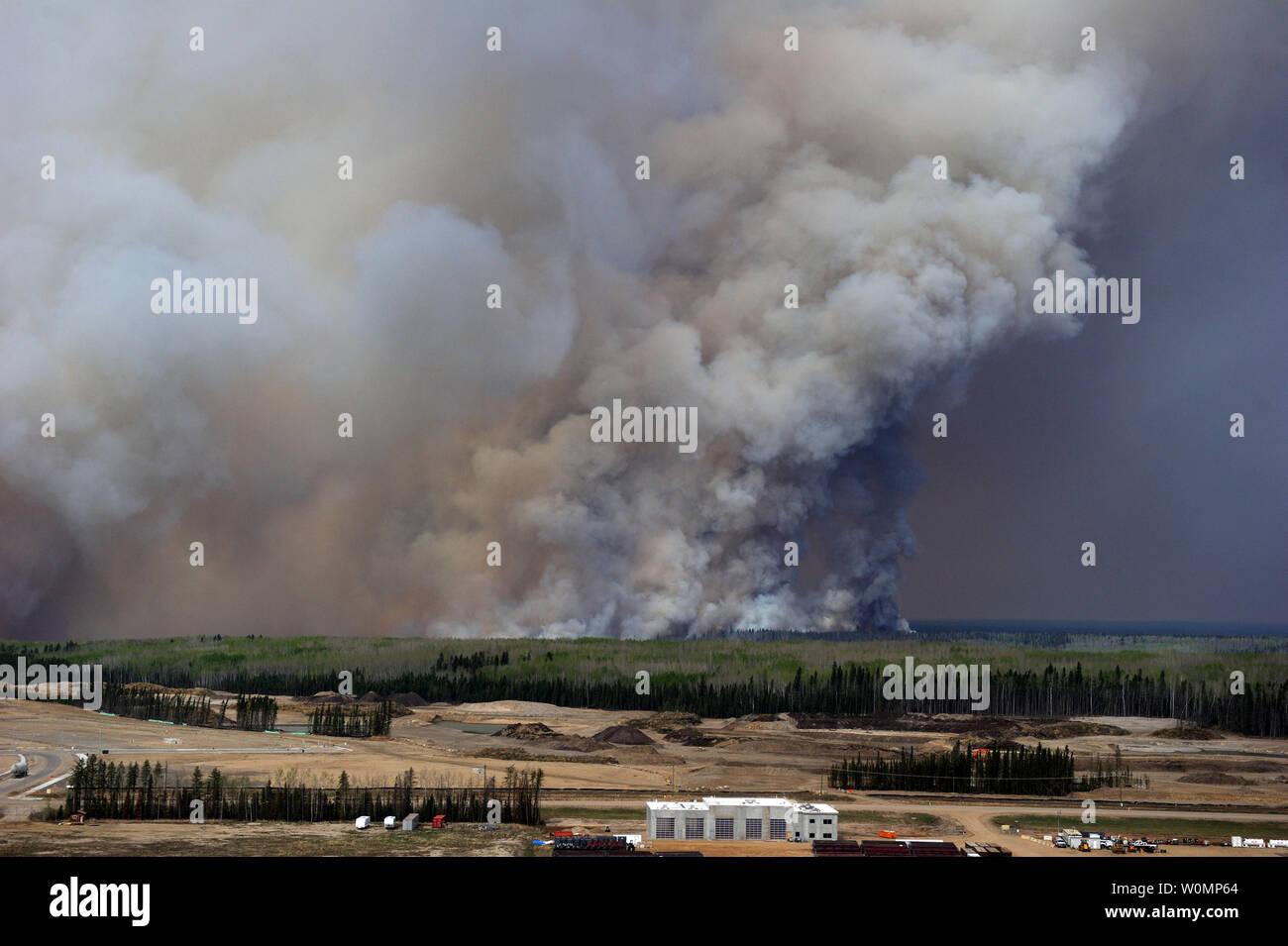 Luftaufnahme der Waldbrände in der Fort McMurray Bereich aus einer CH-146 Griffon am 4. Mai 2016. Die kanadischen Streitkräfte verfügen über Vermögenswerte in den Bereich eingesetzt, um die Provinz Alberta's Emergency Response Bemühungen zu unterstützen. Zu der Zeit dieses Bild aufgenommen wurde, wird eine obligatorische Evakuierung hatte auf alle von Fort McMurray - die größte Evakuierung in Kanada gelegt. Das Feuer war durch fast 77 Quadratkilometern verbrannt, razing Nachbarschaften über der Stadt. Foto von MCpl VanPutten/kanadischen Streitkräften/UPI Stockfoto