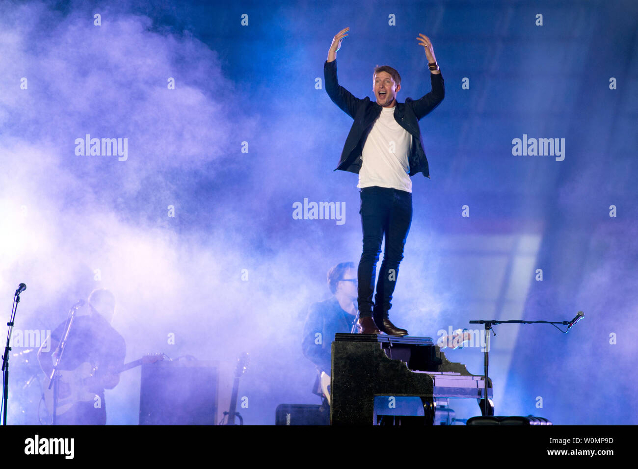 Sänger James Blunt führt während der Eröffnungsfeier der 2016 Invictus Spiele in Orlando, Fla., am 8. Mai 2016. Foto von EJ Hersom/DoD/UPI Stockfoto