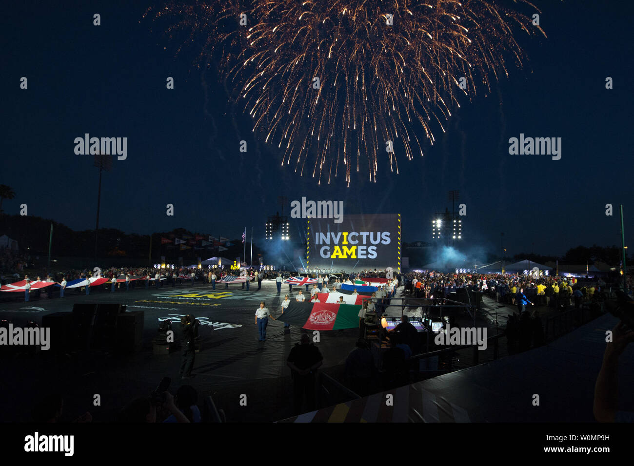 Feuerwerk explodieren über der öffnung Zeremonie für die 2016 Invictus Spiele in Orlando, Fla., am 8. Mai 2016. Foto von EJ Hersom/DoD/UPI Stockfoto