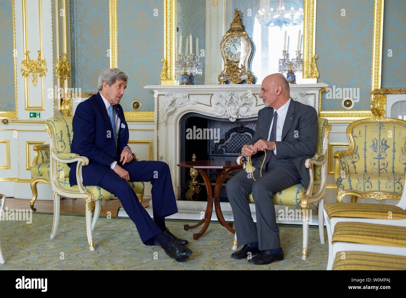 Us-Außenminister John Kerry hat ein Ausziehsofa, neben der Diskussion mit Afghanistan Präsident Ashraf Ghani am 12. Mai 2016, im Lancaster House in London, inmitten ihrer gemeinsamen Teilnahme an die Anti-korruptions-Gipfeltreffen von den britischen Marktführer gehostet werden. Foto von US-Außenministerium/UPI Stockfoto