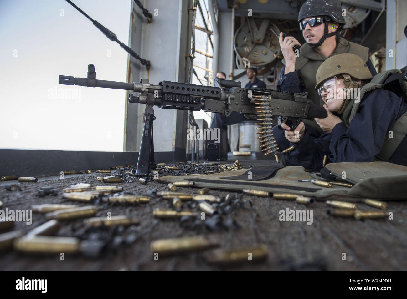 Midshipman Helen Galliani feuert eine M240 Maschinengewehr während einer Besatzung Waffen Gewehr schießen an Bord der Station Landung Schiff USS Harpers Ferry (LSD 49) Am 24. Mai 2016 serviert, während das Bummeln im Golf von Aqaba. Die Crew von Harpers Ferry ist Teil der über 3.000 US-Militärs C, USCENTCOM Sitz und seine Komponenten C wer wird in diesem aktuellen bilateralen Übung, Übung eifrig Lion 16 teilnehmen, wobei die Jordan Streitkräfte. Foto von Mass Communication Specialist 3. Klasse Zachary Eshleman/U.S. Marine/UPI Stockfoto Midshipman Helen Galliani feuert eine M240 Maschinengewehr während einer Besatzung Waffen Gewehr schießen an Bord der Station Landung Schiff USS Harpers Ferry (LSD 49) Am 24. Mai 2016 serviert, während das Bummeln im Golf von Aqaba. Die Crew von Harpers Ferry ist Teil der über 3.000 US-Militärs C, USCENTCOM Sitz und seine Komponenten C wer wird in diesem aktuellen bilateralen Übung, Übung eifrig Lion 16 teilnehmen, wobei die Jordan Streitkräfte. Foto von Mass Communication Specialist 3. Klasse Zachary Eshleman/U.S. Marine/UPI Stockfoto