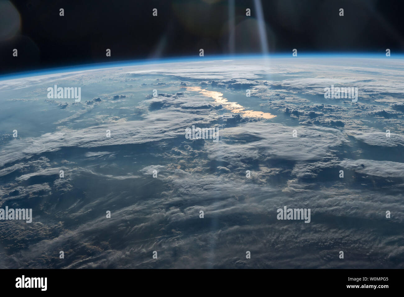 Dieses beeindruckende Bild der Erde wurde von einem Mitglied der Expedition 47 Crew an Bord der Internationalen Raumstation (ISS) am 31. Mai 2016 getroffen. Die Aussicht erstreckt sich von der nordwestlichen China auf der Unterseite in östliche Kasachstan. Der große See in Kasachstan mit der goldenen Sonne funkeln ist die Sichelförmigen See Balkhash, der zweitgrößte wie in Zentralasien. NASA/UPI Stockfoto