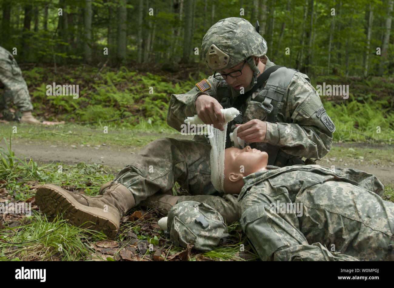 Us-Armee Pfc. Daniel Aguilar, Bravo Company, 3.BATAILLON, 172Nd Infanterie Regiment, 86th Infantry Brigade Combat Team (Berg), Vermont Nationalgarde zugewiesen, gilt Bandagen zu einer trainingspuppe während einer medizinischen Lane im Camp Ethan Allen Training Website, Jericho, Vt, 14. Juni 2016. Soldaten führen Gassen während ihrer jährlichen Schulung für Bewertung, damit Sie wissen, was Sie brauchen mehr Praxis auf. Foto von Avery Cunningham/U.S. Army National Guard/UPI Stockfoto