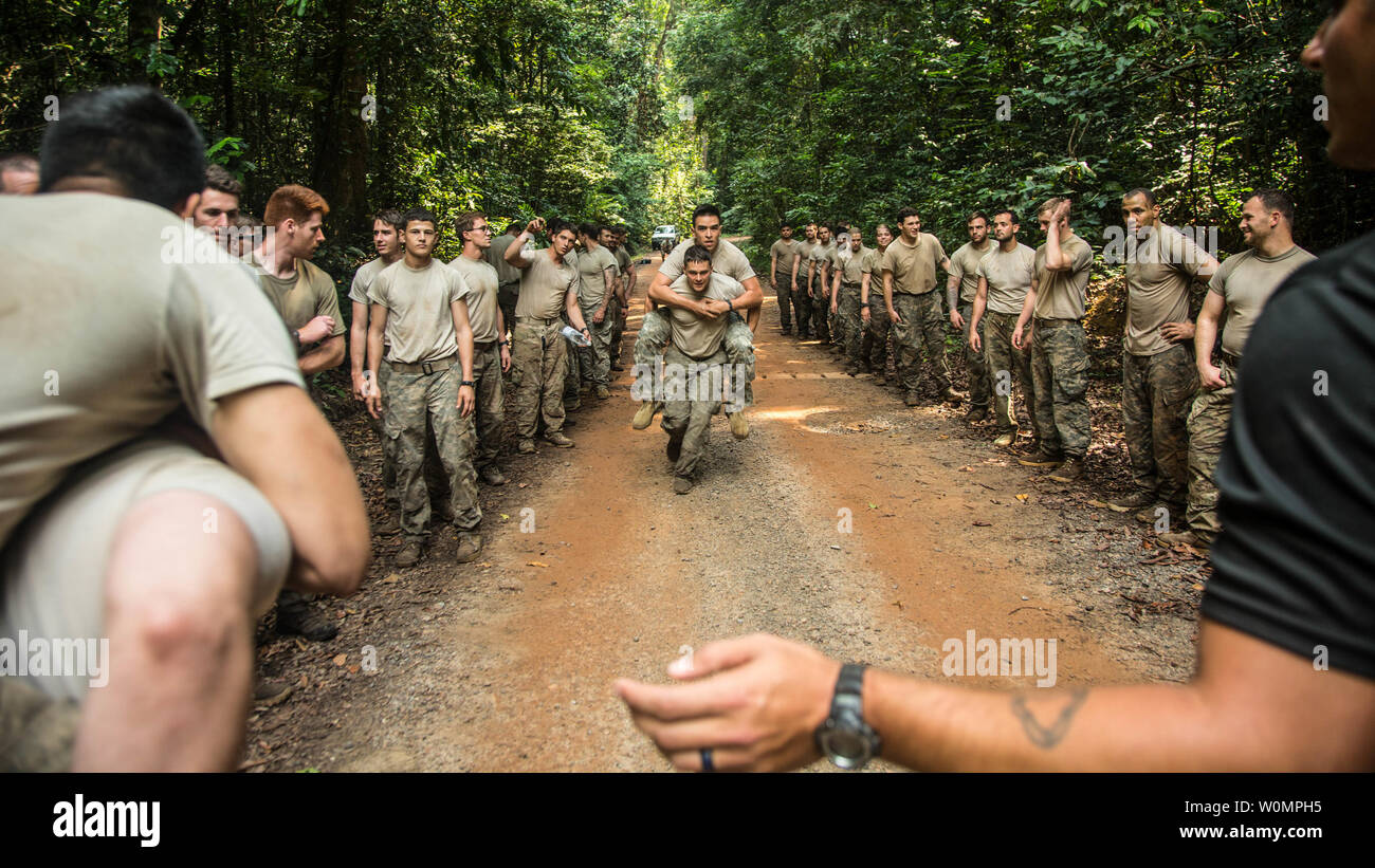 Us-Armee Fallschirmjäger an 2nd Infantry Brigade Combat Team zugewiesen, 82nd Airborne Infantry Division in platoon gegen Platoon körperliches Training bei der Französischen Jungle Warfare School in Gabun, am 17. Juni 2016 teilnehmen. Soldaten an der Französischen Jungle Warfare Schule als Teil der US-Armee Afrika übung Zentrale Accord 2016, eine jährliche, kombiniert, gemeinsame militärische Übung, die zusammen bringt Partner Nationen zu Praxis und Kenntnisse in der Durchführung von friedenserhaltenden Einsatz demonstrieren. Foto von SPC. Audrequez Evans/U.S. Armee/UPI Stockfoto