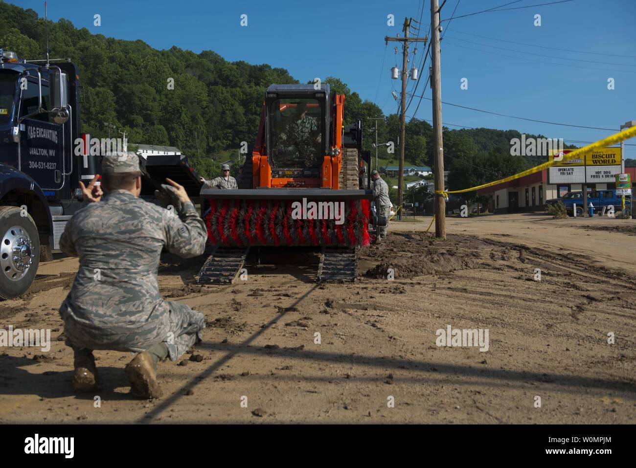 Mitglieder der West Virginia Air National Guard eine straßenkehrmaschine Entladen am 26. Juni 2016 in Clendenin, West Virginia, nach einem verheerenden Hochwasser am 23. Juni 2016 aufgetreten. Die Sintflut ist als einmal im Jahr 1000 Veranstaltung, führenden W. Virginia beschrieben. Reg. Earl Ray Tomblin einen Ausnahmezustand in 44 der 55 Grafschaften zu deklarieren. Foto von Tech. Sgt. De-Juan Haley/United States Air National Guard/UPI Stockfoto