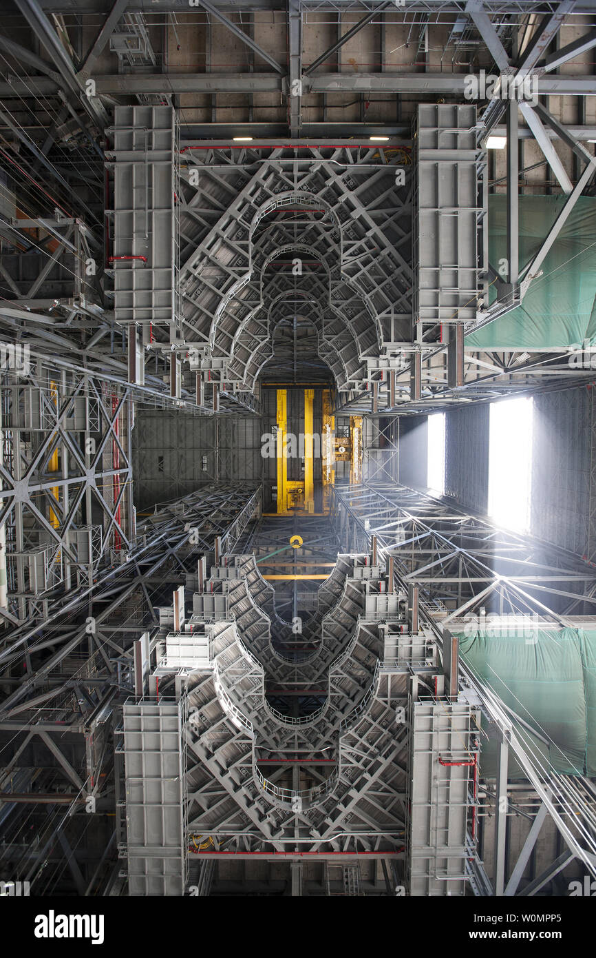 Anzeigen, die vom Fußboden des Vehicle Assembly Building (VAB) am Kennedy Space Center der NASA in Florida am 23. Juni 2016. Vier Stufen der neuen Arbeitsbühnen sind jetzt auf der Nord- und Südseite der hohen Schacht 3 installiert. Die G-Ebene arbeiten Plattformen wurden kürzlich installiert und sind die vierte von 10 Ebenen der Plattformen, die sie umgeben und bieten Zugang zu den Space Launch Rocket System und Orion Raumschiff für Exploration Mission 1. NASA Foto von Kim Shiflett/UPI Stockfoto