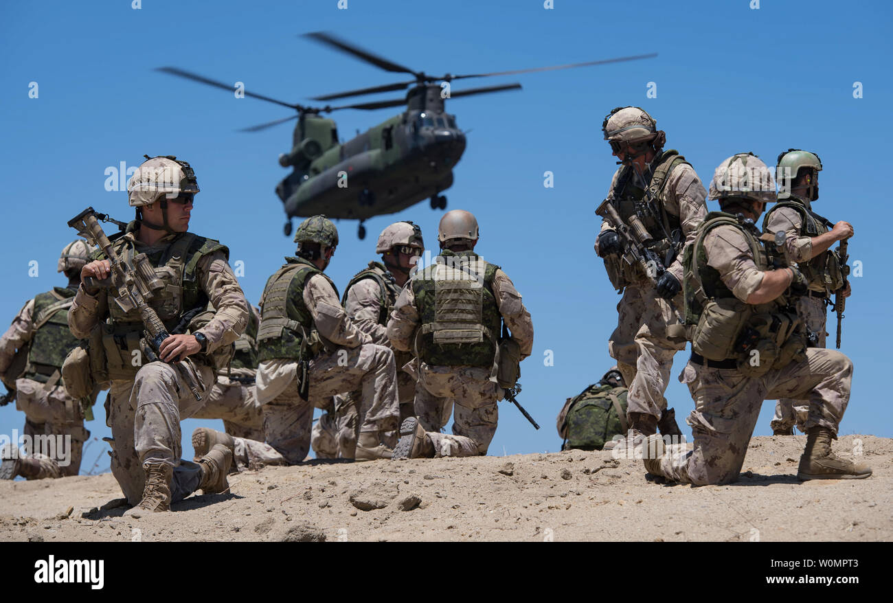 Kanadische Scharfschützen, Pfadfinder und Aufklärung Mitglieder, ab 2 Bataillon Royal 22 Regiment, Durchführung einsetzen und die Gewinnung von Helicopter Training mit der Royal Canadian Air Force CH-147 F Chinook Hubschrauber während der Pacific Rim 2016 in Camp Pendleton in San Diego, Calif., am 15. Juli 2016. Foto von Treber - Andre Perron/kanadischen Streitkräften/UPI Stockfoto