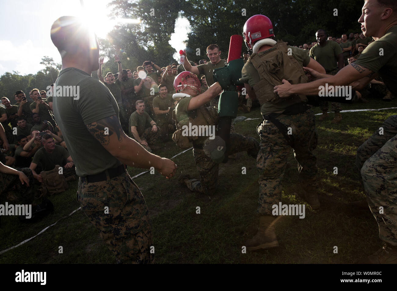 Marinesoldaten und Matrosen mit Bataillon Landung Team, 3.BATAILLON, 6 Marine Regiment, nahm an einem Tuefel Hunden, oder Devil Dog, Herausforderung, 12. August 2016, auf Camp Lejeune N.C. Unternehmen gegeneinander im Sprint Relais konkurrierten, pugil Stockkampf, ein Pull- und Push-up Wettbewerb, Boden kämpfen und ein hoher Intensität - taktische Ausbildung. Das Treffen wurde organisiert, um die Kameradschaft unter den Marines und Segler zu bauen. BLT 3/6 ist ein Teil der 24 Marine Expeditionary Unit. Foto von Matthew Callahan/U.S. Marine Corps/UPI Stockfoto