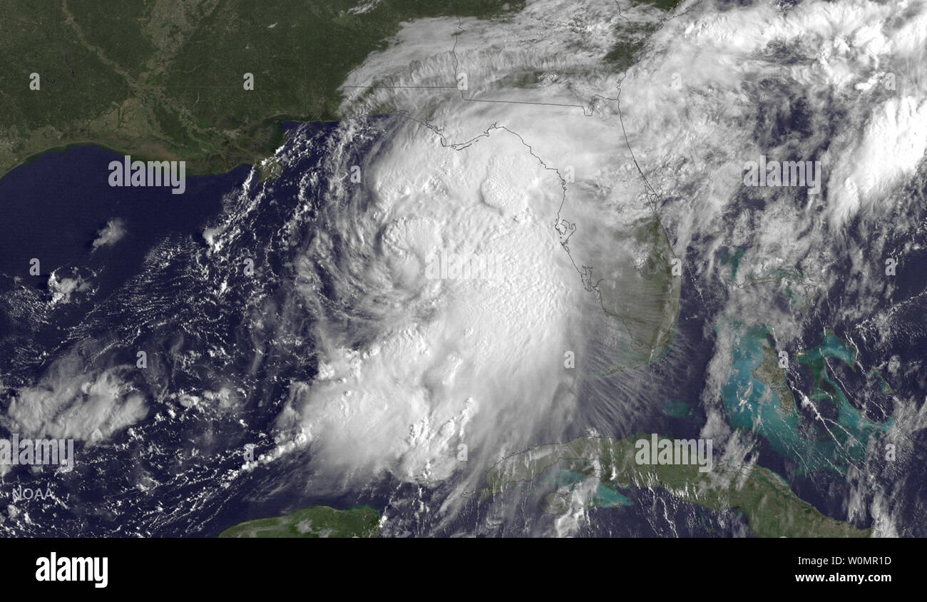 Satellitenbilder Diese NOAA's am 1. September 2016, zeigt Hurrikan Hermine Annäherung an der Golfküste von Florida. Ab heute, den 2. September 2016, Hermine war ca. 135 Km süd-südwestlich von Apalachicola, Florida, und wurde in Richtung Norden - Nordosten mit einer Geschwindigkeit von ungefähr 14 Meilen pro Stunde. Die maximale Kategorie 1 Sturm Anhaltende Winde sind in der Nähe von 75 Meilen pro Stunde. Foto: NOAA/UPI Stockfoto