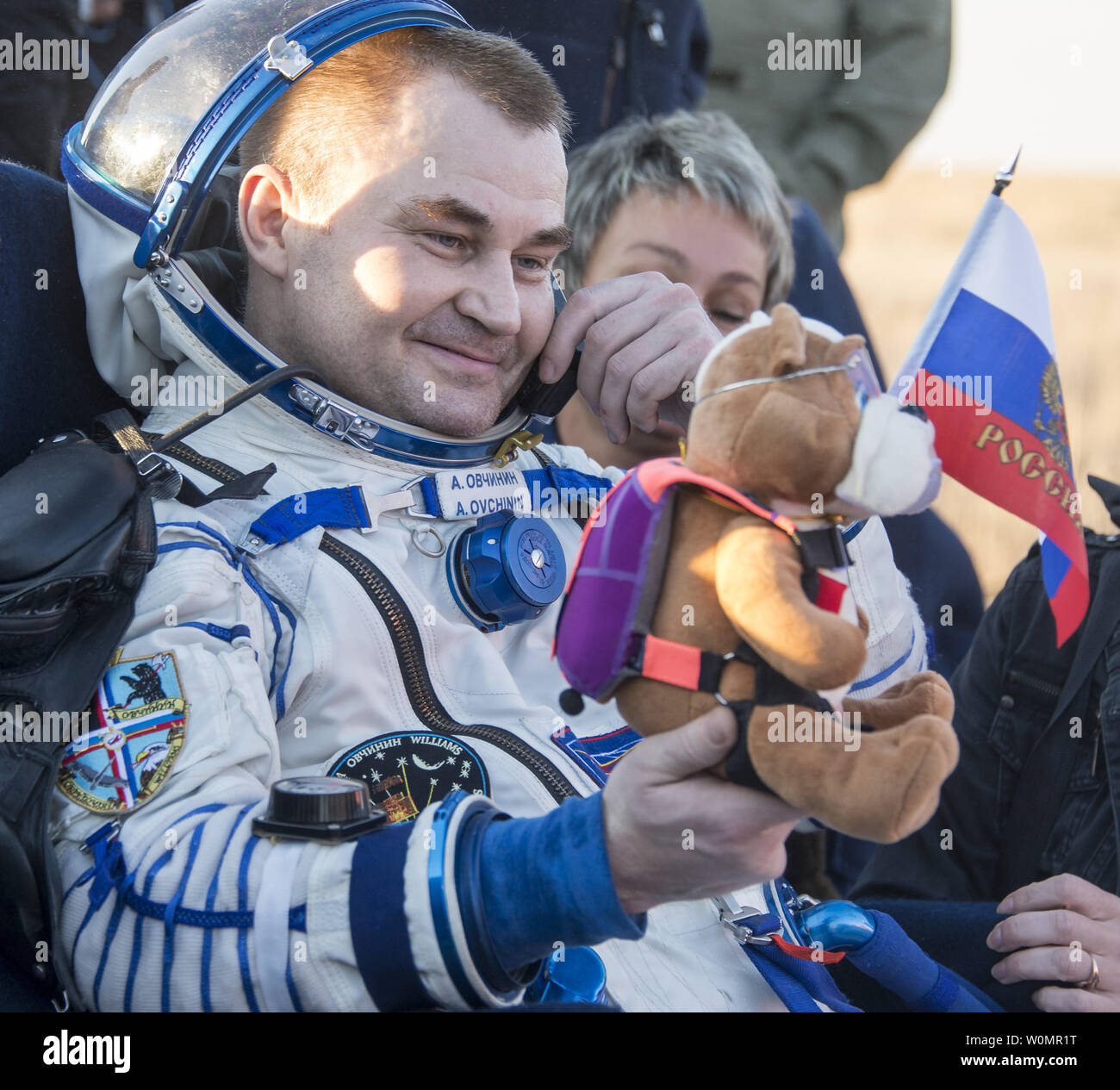 Der russische Kosmonaut Alexej Ovchinin von roskosmos Rest in einem Stuhl außerhalb der Sojus TMA-20 M Sonde wenige Augenblicke, nachdem er und der NASA-Astronaut Jeff Williams, und der russische Kosmonaut Oleg Skripochka von roskosmos landete in einer abgelegenen Gegend in der Nähe der Stadt Zhezkazgan, Kasachstan am Mittwoch, September 7, 2016 (Kasachisch Zeit). Williams, Ovchinin und Skripochka sind Rückkehr nach 172 Tagen im Weltraum, wo sie dienten als Mitglieder der Expedition 47 und 48 Crews der Internationalen Raumstation an Bord. NASA Foto von Bill Ingalls/UPI Stockfoto