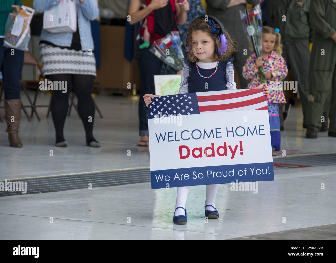 Arianna Buck wartet mit ihrem Vater, Leutnant Joe Buck von Patrol Squadron (VP) 4, während eine Heimkehr an der Naval Air Station Whidbey Island am 1. September 2016 zu vereinen. VP-4 ist die Ausführung einer Homeport ändern auf NAS Whidbey Island alle während der Rückkehr von einem sechsmonatigen Einsatz in die USA 4. und 6 Flotte Verantwortungsbereiche, in denen sie Unterstützung, um den Betrieb inhärenten Lösen und Betrieb Martillo. Foto von Alexander Cole/U.S. Marine/UPI Stockfoto