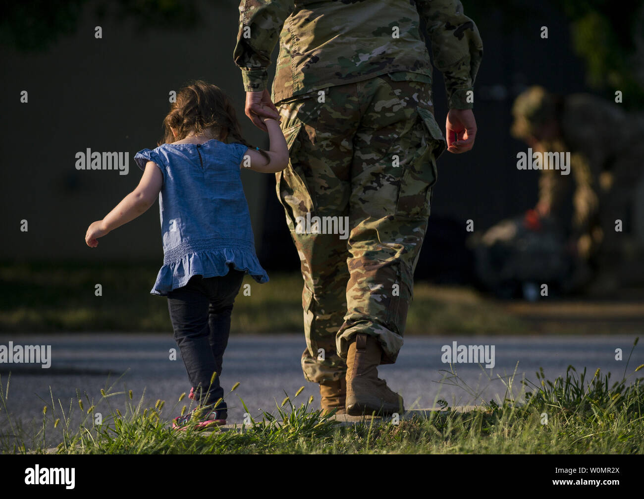 Spc. Monica Sanchez, ein US Army Reserve Militärpolizei Soldat aus der 443Rd Military Police Company, Owings Mills, Md., hält die Hände mit ihrer Nichte, Cubby, 2, nach der Rückkehr von einem 10-monatigen Einsatz in Guantanamo Bay, Kuba, am 9. September 2016. Foto von Master Sgt. Michel Sauret/U.S. Armee Finden/UPI Stockfoto