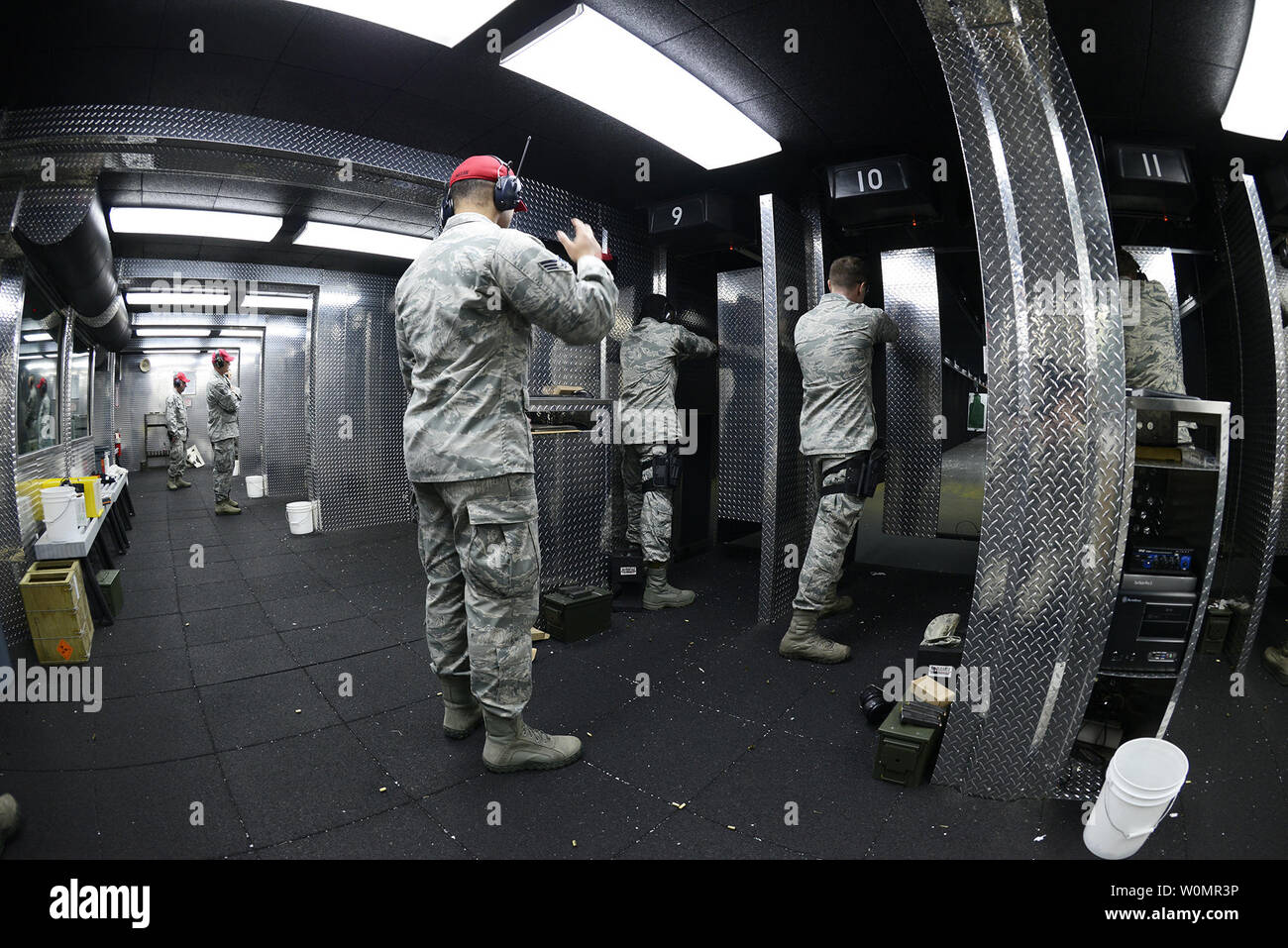 Combat Arms Ausbilder zu der 105 Base Defense Squadron, Stewart Air National Guard Base, Newburgh, NY Verhalten M-9 Pistole Qualifizierungsmaßnahmen mit Fliegern aus der 105 Airlift Wing und die 107 Airlift Wing, Niagara Falls, New York zugewiesen, bei SANGB September 20, 2016. Flieger und Soldaten aus über dem Zustand nach der Detonation und die Entdeckung der Improvised Explosive Devices in der Stadt und in New Jersey letzte Woche aktiviert wurde in Security Operations rund um den New York City metropolitan area. Foto von Julio A. Olivencia jr./USA. Luftwaffe/UPI Stockfoto