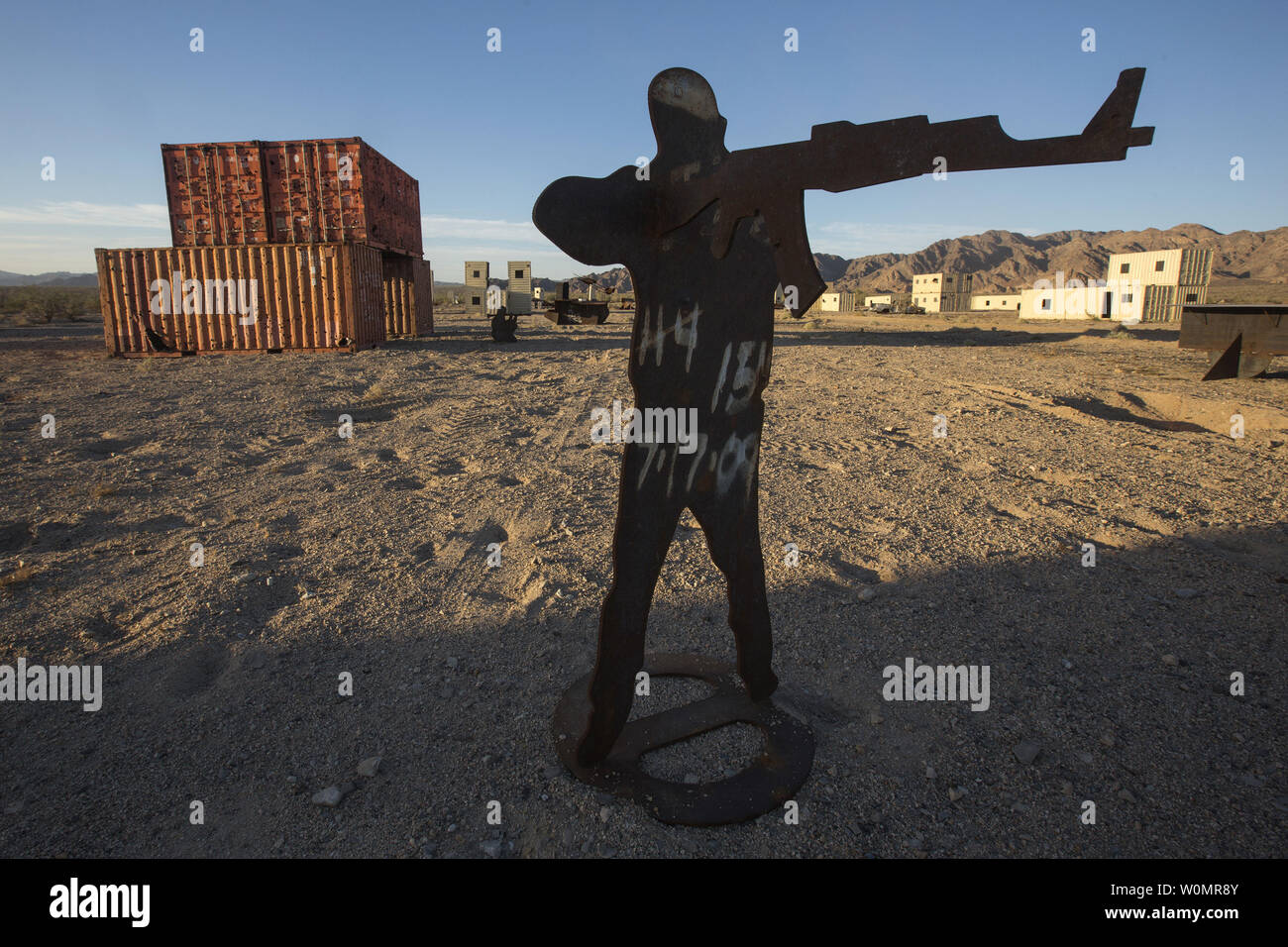 Ziele erwarten US-Marines mit Echo Unternehmen, 2.BATAILLON, 3. Marine Regiment, 3rd Marine Division in einem städtischen Betrieb Übung zur Unterstützung der Waffen und Taktiken Instructor Kurs (WTI) 1-17 an WISS Flugplatz, Ariz., 5. Oktober 2016. Die schweren Huey raid-Übung war Teil der Waffen und Taktiken Instructor Kurs (WTI) 1-17, einer siebenwöchigen Ausbildung Veranstaltung, die Marine Aviation Waffen und Taktiken Squadron (MAWTS-1) Kader, die betriebliche Integration der sechs Funktionen des Marine Corps Luftfahrt, bei der Unterstützung einer Marine Air Ground Task Force betont gehostet werden. MAWTS-1 liefert standardisieren Stockfoto