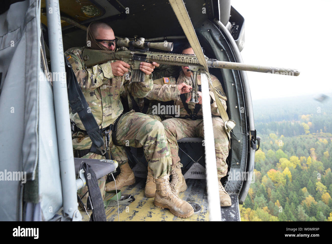 Ein US-Soldat mit dem 173Rd Airborne Brigade führt die hohe Angle Shot Lane während die besten europäischen Sniper Squad Wettbewerb an der 7. Armee den Befehl, Grafenwöhr Training Area, Bayern, Deutschland, am 24. Oktober 2016. Die Europäische beste Sniper Squad-Wettbewerb ist eine Armee Europa Konkurrenz, anspruchsvolle Militärs aus ganz Europa zu konkurrieren und die Zusammenarbeit mit Verbündeten und Partner Nationen verbessern. Foto von Gertrud Zach/U.S. Armee/UPI Stockfoto