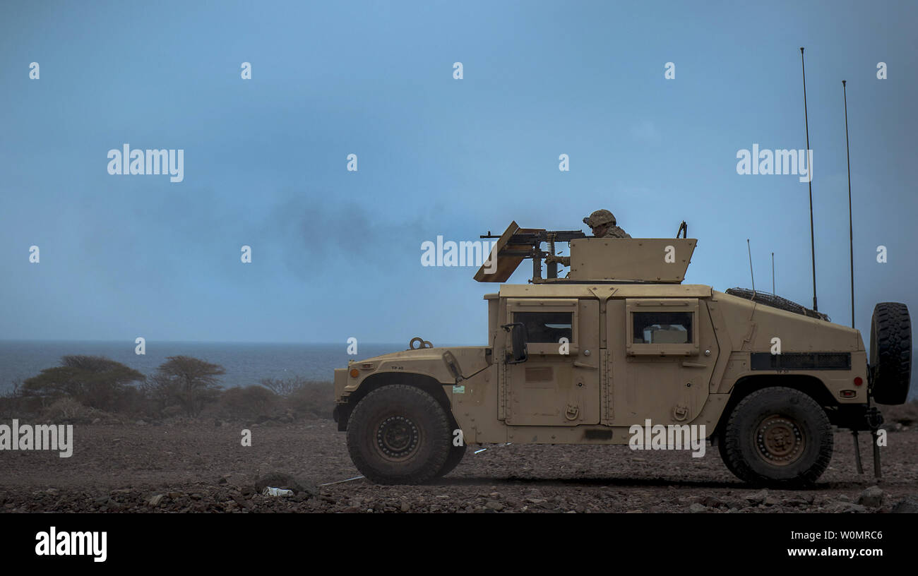 Us-Armee Soldaten aus der 1-124 Infanterie Bataillon 3 Platoon Delta Unternehmen, Durchführung montiert M-240 Machine Gun Training in einem Schießstand in Djibouti, Dschibuti, November 8, 2016. Das Training war dazu bestimmt, das der Soldat Treffsicherheit und kommunikative Fähigkeiten zu erhöhen. Foto: Staff Sgt. Kenneth W. Norman/U.S. Luftwaffe/UPI Stockfoto