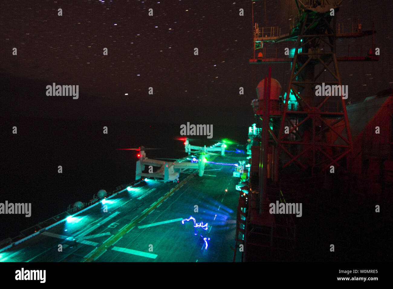 MV-22 Fischadler auf den Grat Läufer der Marine Medium Tiltrotor Squadron (VMM) 163 (verstärkt), Nacht-vision Gerät Flugbetrieb an Bord der Amphibisches Schiff USS Makin Island (LHD 8) am 18. Dezember 2016. Makin Island ist als Teil der Makin Island Amphibious Ready Gruppe in die USA 5 Flotte Bereich im Einsatz Maritime Security Operations und Theater Sicherheit Bemühungen um Zusammenarbeit zu unterstützen. Foto von Devin M. Langer/U.S. Marine/UPI Stockfoto