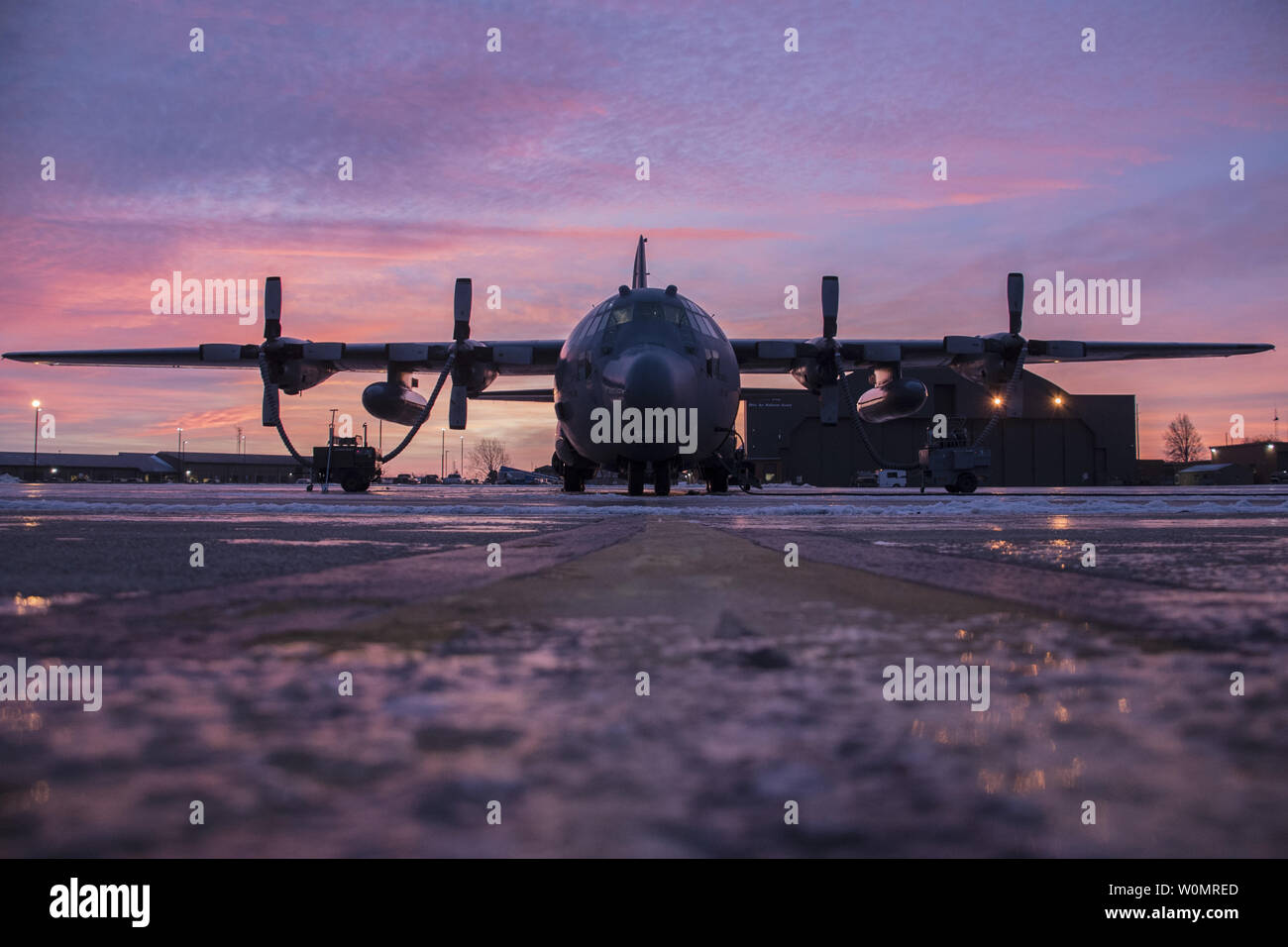 Mitglieder des 179Th Airlift Wing Instandhaltungsgruppe muss Wärme die vier Turbo-Prop-Triebwerken der C-130H Hercules in der Kälte am frühen Morgen an der 179th Airlift Wing, Mansfield, Ohio, als Teil des täglichen Winterbetrieb, 21. Dezember 2016. Die 179Th Airlift Wing ist immer auf einer Mission, die erste Wahl zu sein, der Zustand und die Missionen mit einem vertrauenswürdigen Mannschaft der Flieger zu reagieren. Foto von Joe Harwood/U.S. Air National Guard/UPI Stockfoto