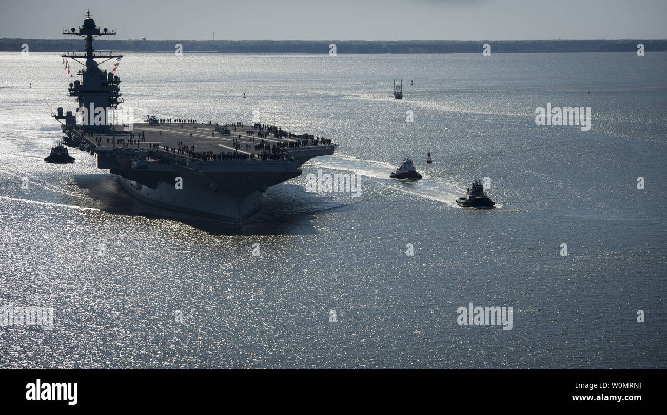 Die Zukunft USS Gerald R. Ford (CVN 78) Segeln auf seiner eigenen Macht zum ersten Mal außerhalb von Newport News, Virginia am 8. April 2017. Die erste Klasse Schiff - der erste neue US-Flugzeugträger Design in 40 Jahren - wird mehrere Tage Durchführung meer Prüfungen des Builder verbringen, einen umfassenden Test von vielen der wichtigsten Systeme des Schiffes und Technologien. Us Navy Foto von Mass Communication Specialist 2. Klasse Ridge Leoni/UPI Stockfoto
