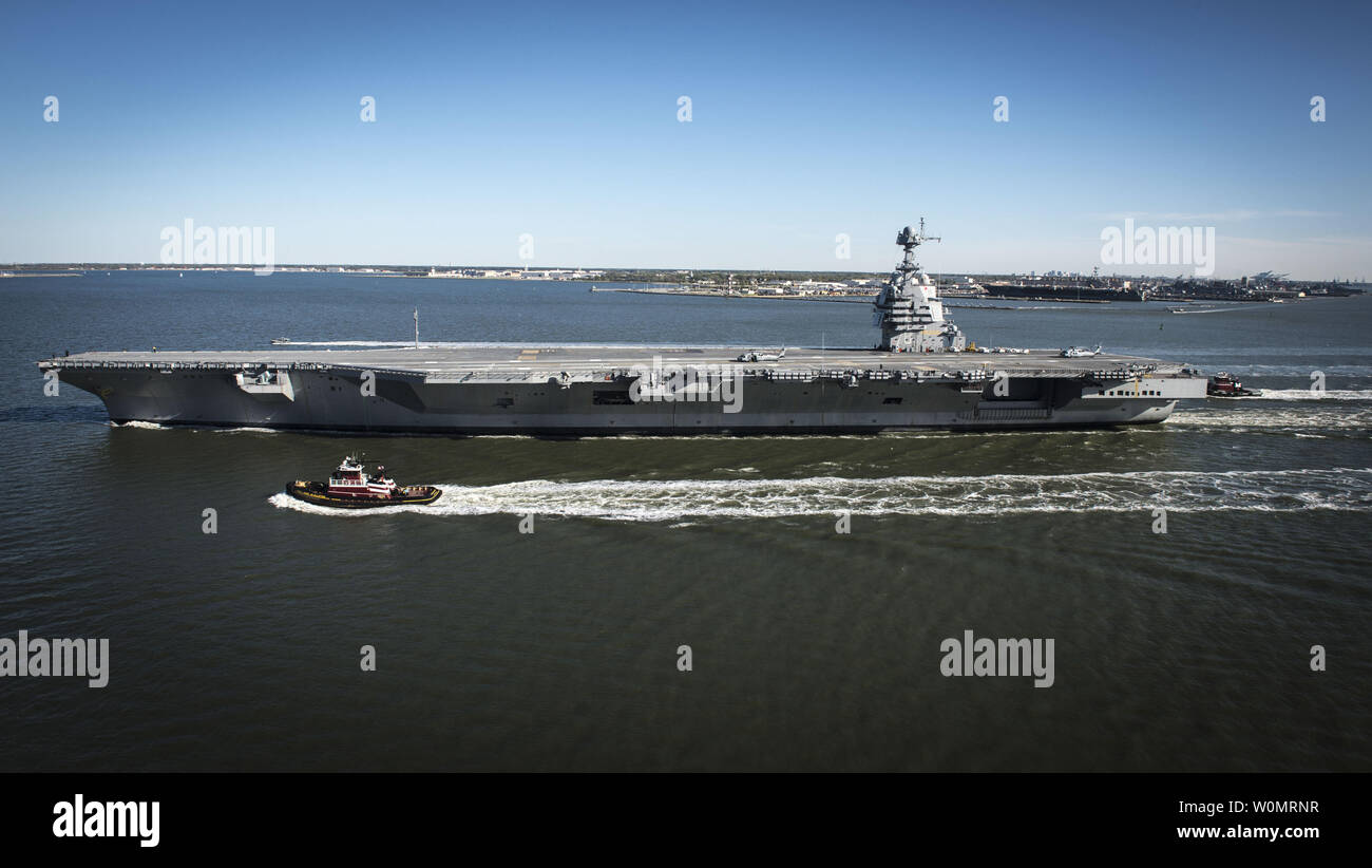 Die Zukunft USS Gerald R. Ford (CVN 78) Segeln auf seiner eigenen Macht zum ersten Mal außerhalb von Newport News, Virginia am 8. April 2017. Die erste Klasse Schiff - der erste neue US-Flugzeugträger Design in 40 Jahren - wird mehrere Tage Durchführung meer Prüfungen des Builder verbringen, einen umfassenden Test von vielen der wichtigsten Systeme des Schiffes und Technologien. Us Navy Foto von Mass Communication Specialist 2. Klasse Ridge Leoni/UPI Stockfoto