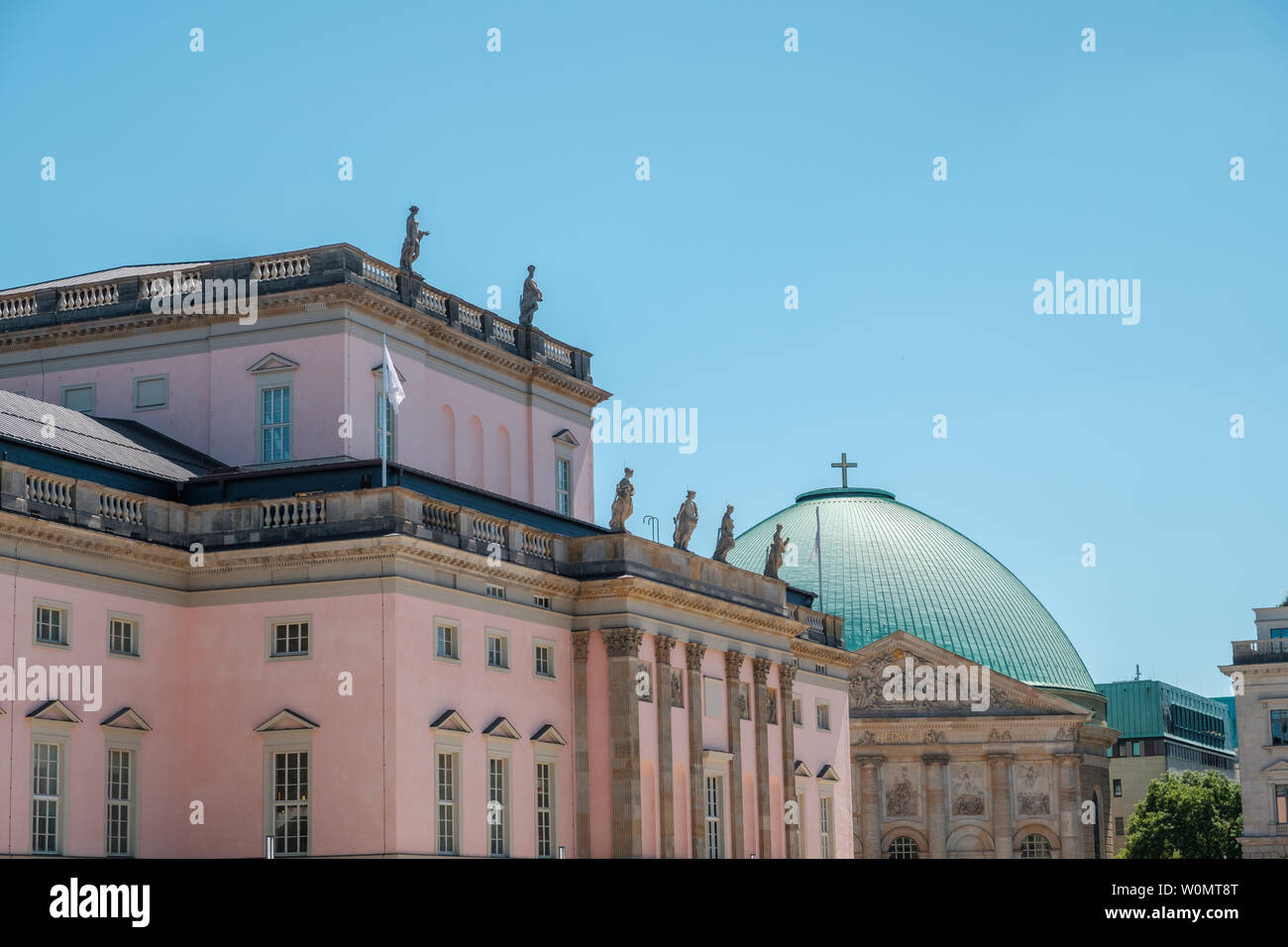 Berlin, Deutschland - Juni, 2019: Historische Architektur von Oper und Kathedrale auf dem Bebelplatz in der Altstadt von Berlin, Deutschland Stockfoto