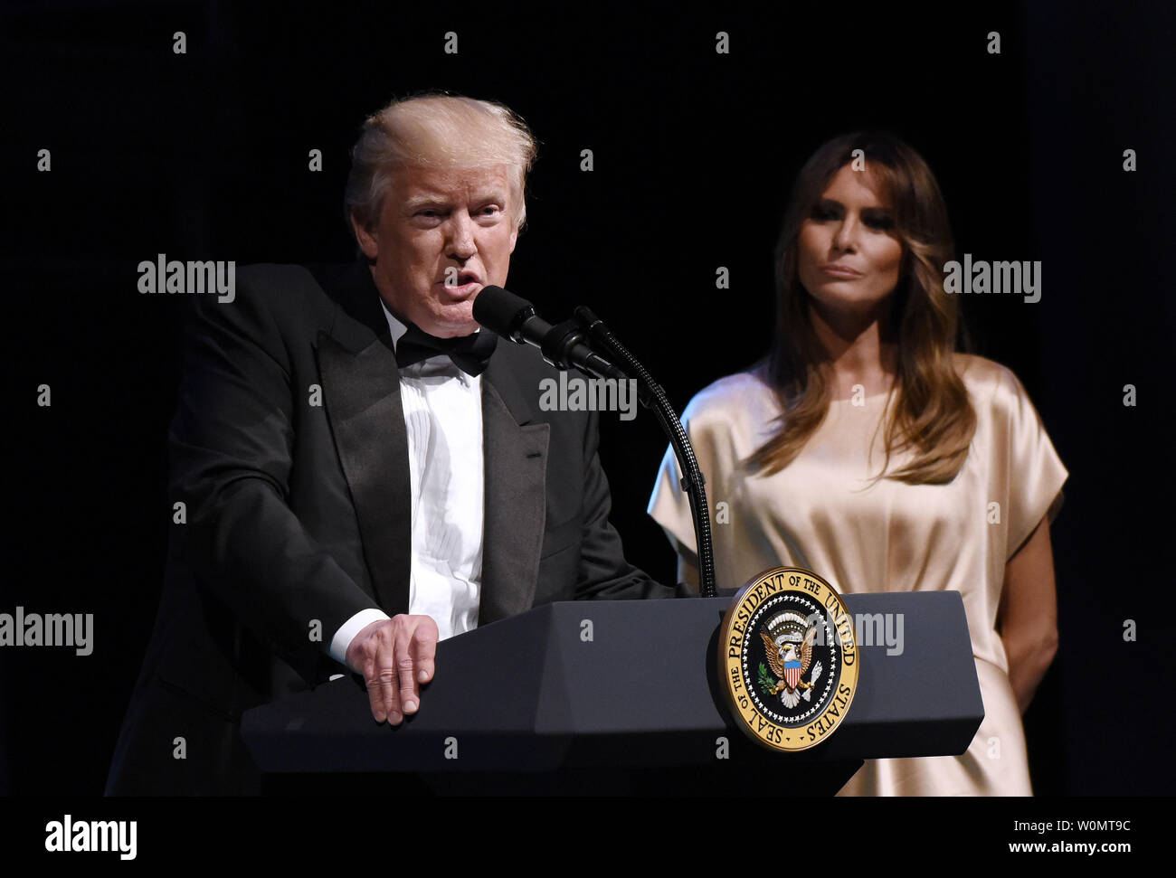 Präsident Donald Trump spricht als Erste Dame Melania Trump auf während der jährlichen Gala im Ford Theater Präsident Abraham Lincoln's Legacy am 4. Juni zu Ehren aussieht, 2017 in Washington, DC. Foto von Olivier Douliery/UPI Stockfoto