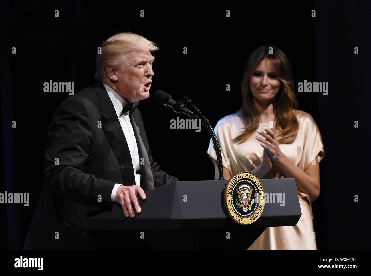 Präsident Donald Trump spricht als Erste Dame Melania Trump auf während der jährlichen Gala im Ford Theater Präsident Abraham Lincoln's Legacy am 4. Juni zu Ehren aussieht, 2017 in Washington, DC. Foto von Olivier Douliery/UPI Stockfoto