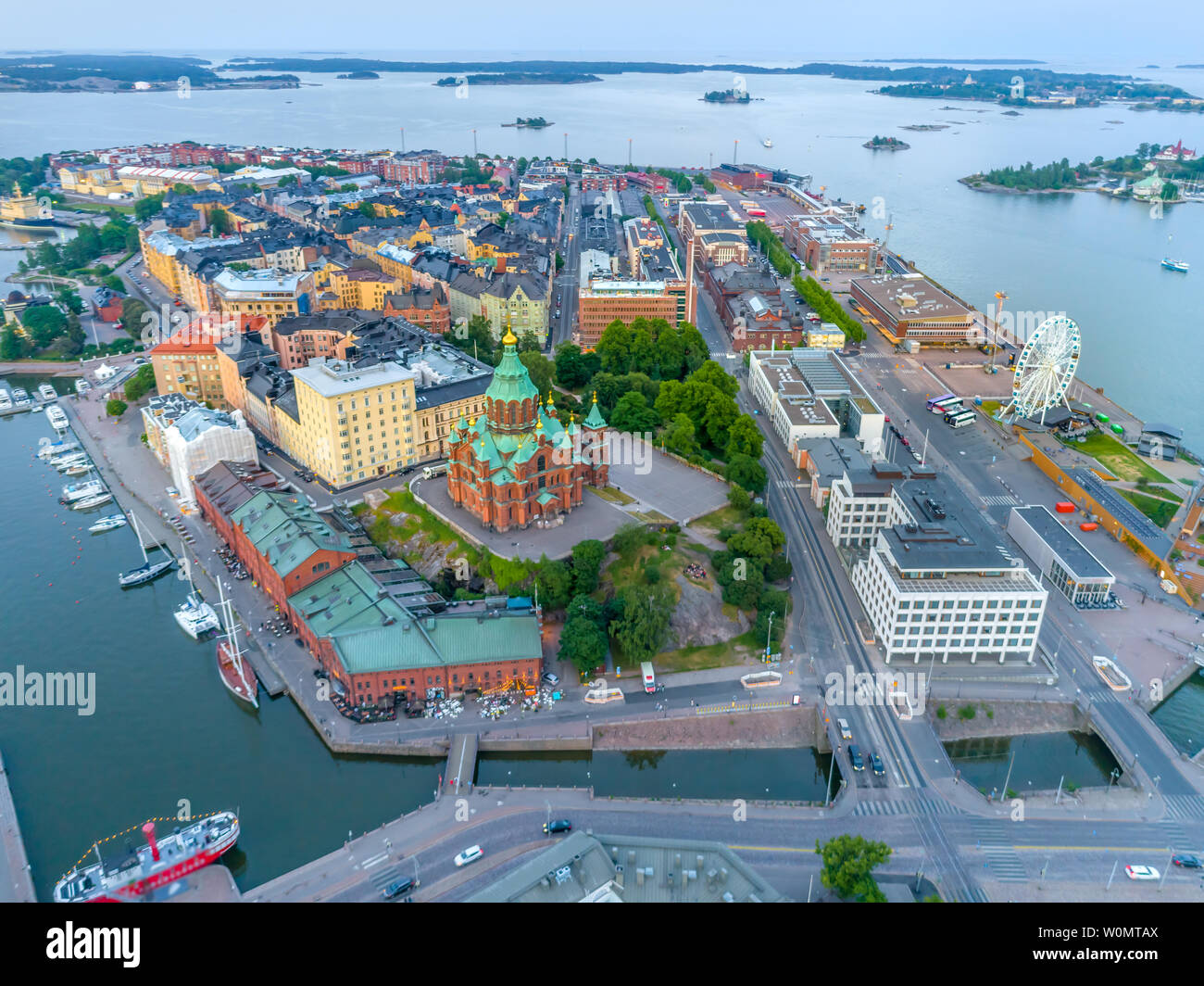 Luftbild des schönen Helsinki bei Sonnenuntergang. Blauer Himmel und Wolken und farbenfrohe Gebäude. Helsinki, Finnland. Stockfoto