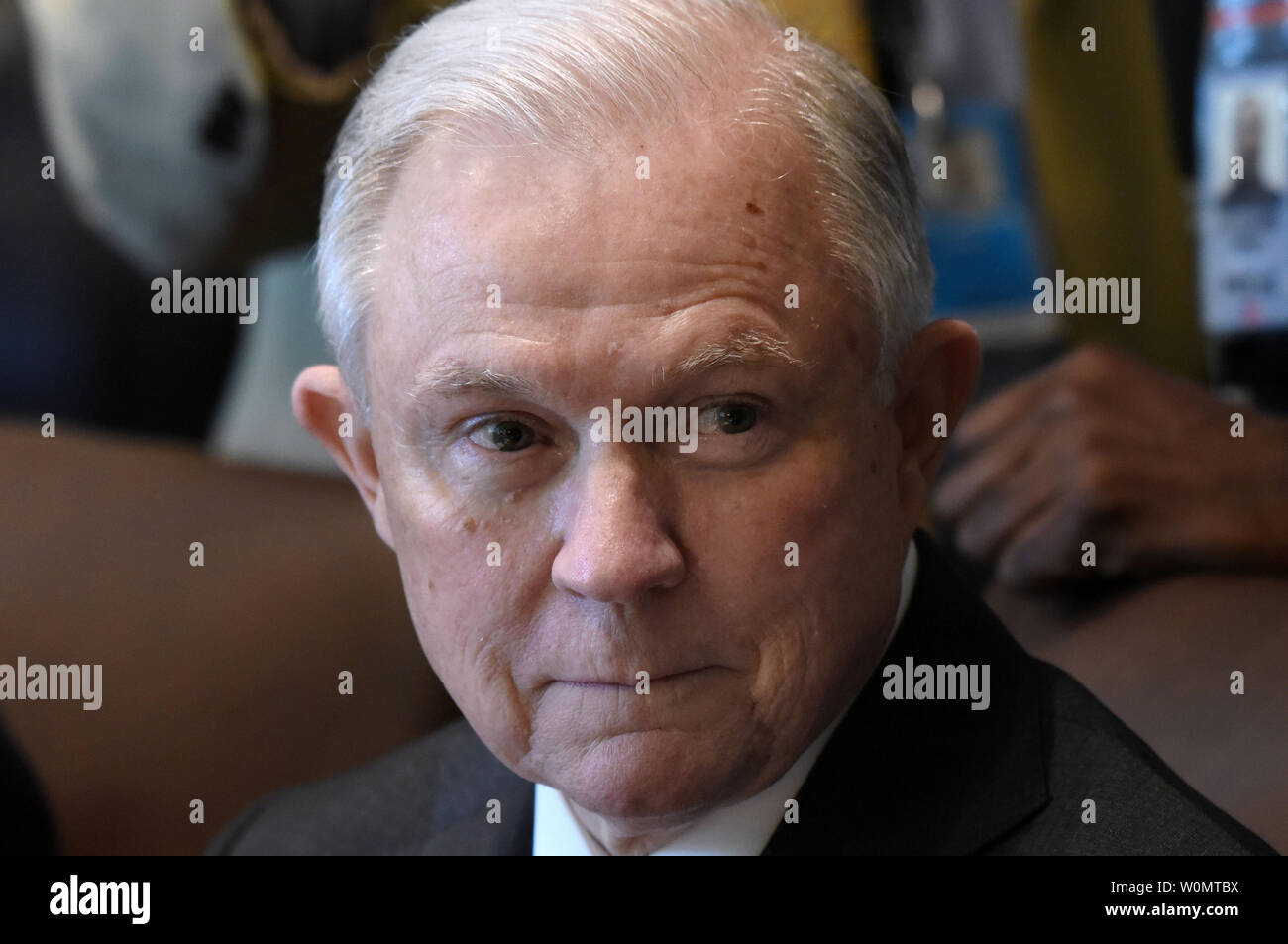 Attorney General Jeff Sessions sieht in einer Kabinettssitzung im Schaltschrank des Weißen Hauses in Washington, DC am 12. Juni 2017. Sitzungen werden in Front des Senats am Dienstag, 13. Juni. Foto von Olivier Douliery/UPI Stockfoto