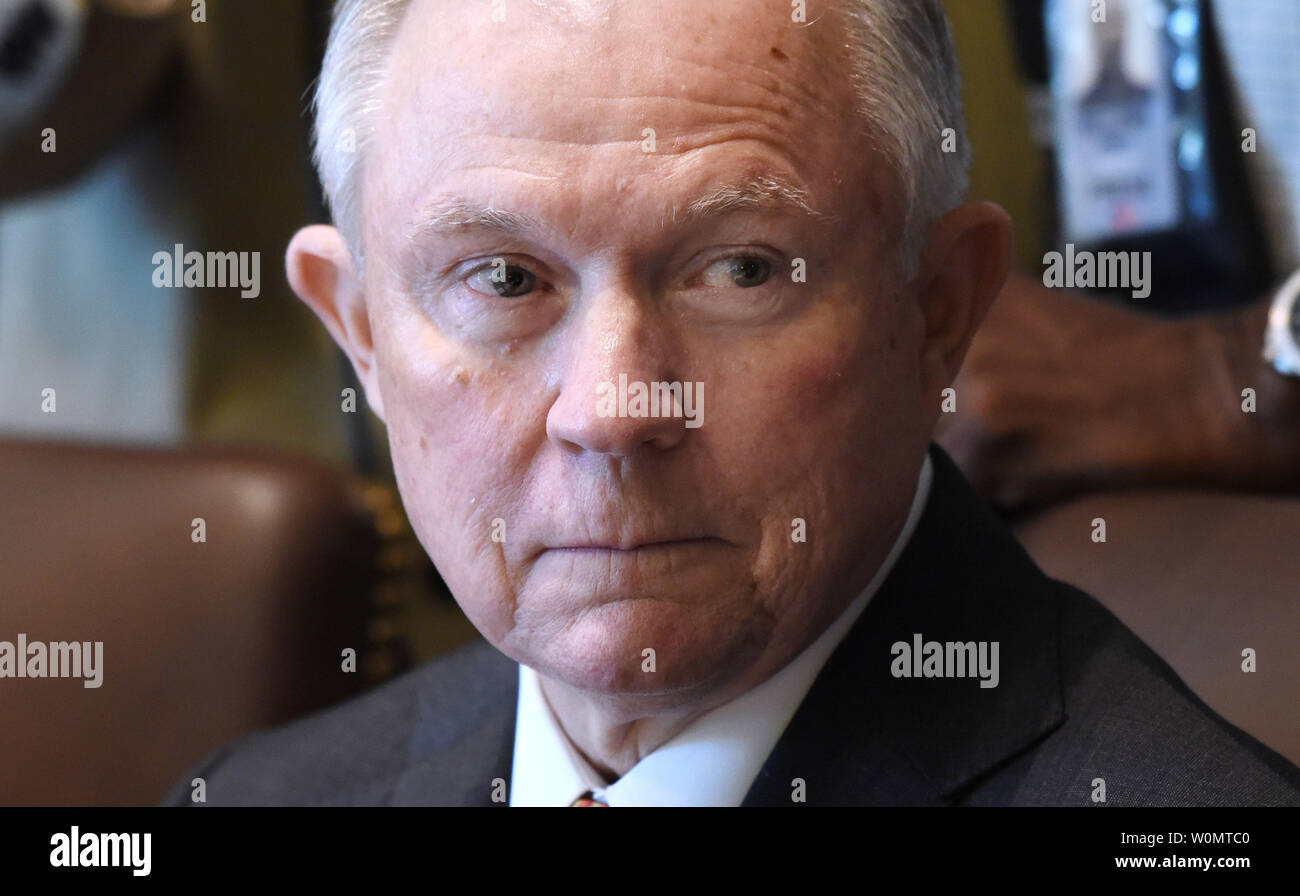 Attorney General Jeff Sessions sieht in einer Kabinettssitzung im Schaltschrank des Weißen Hauses in Washington, DC am 12. Juni 2017. Sitzungen werden in Front des Senats am Dienstag, 13. Juni. Foto von Olivier Douliery/UPI Stockfoto