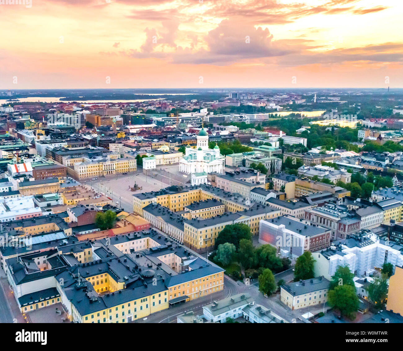 Luftbild des schönen Helsinki bei Sonnenuntergang. Blauer Himmel und Wolken und farbenfrohe Gebäude. Helsinki, Finnland. Stockfoto