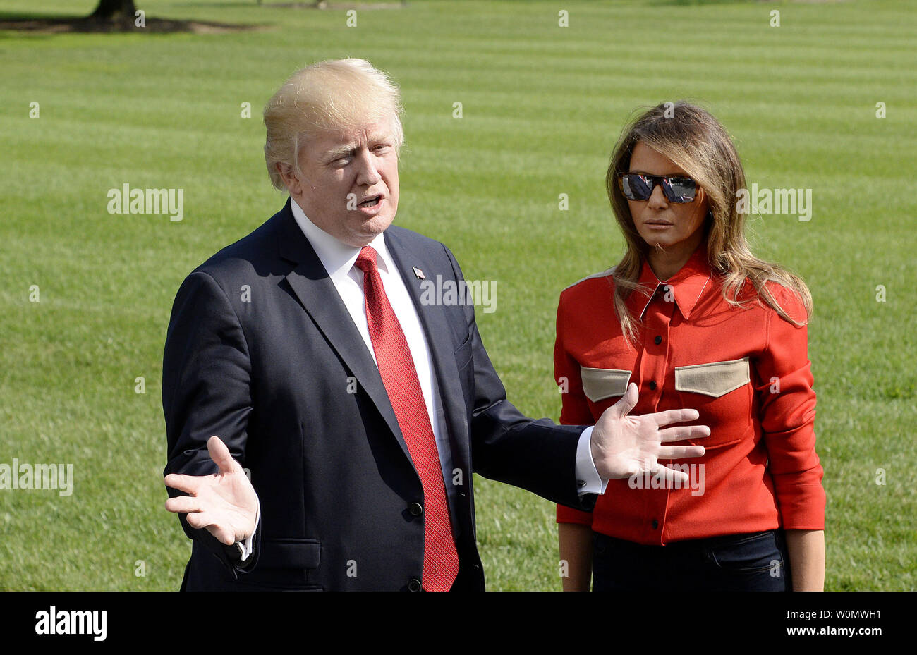 Us-Präsident Donald Trump spricht mit Vertretern der Medien über Hurrikan Irma als First Lady Melanie Trumpf auf bei der Ankunft auf dem Südrasen des Weißen Hauses in Washington, DC am 10. September 2017 sieht. Der Präsident war der Rückkehr aus Camp David. Foto von Olivier Douliery/UPI Stockfoto