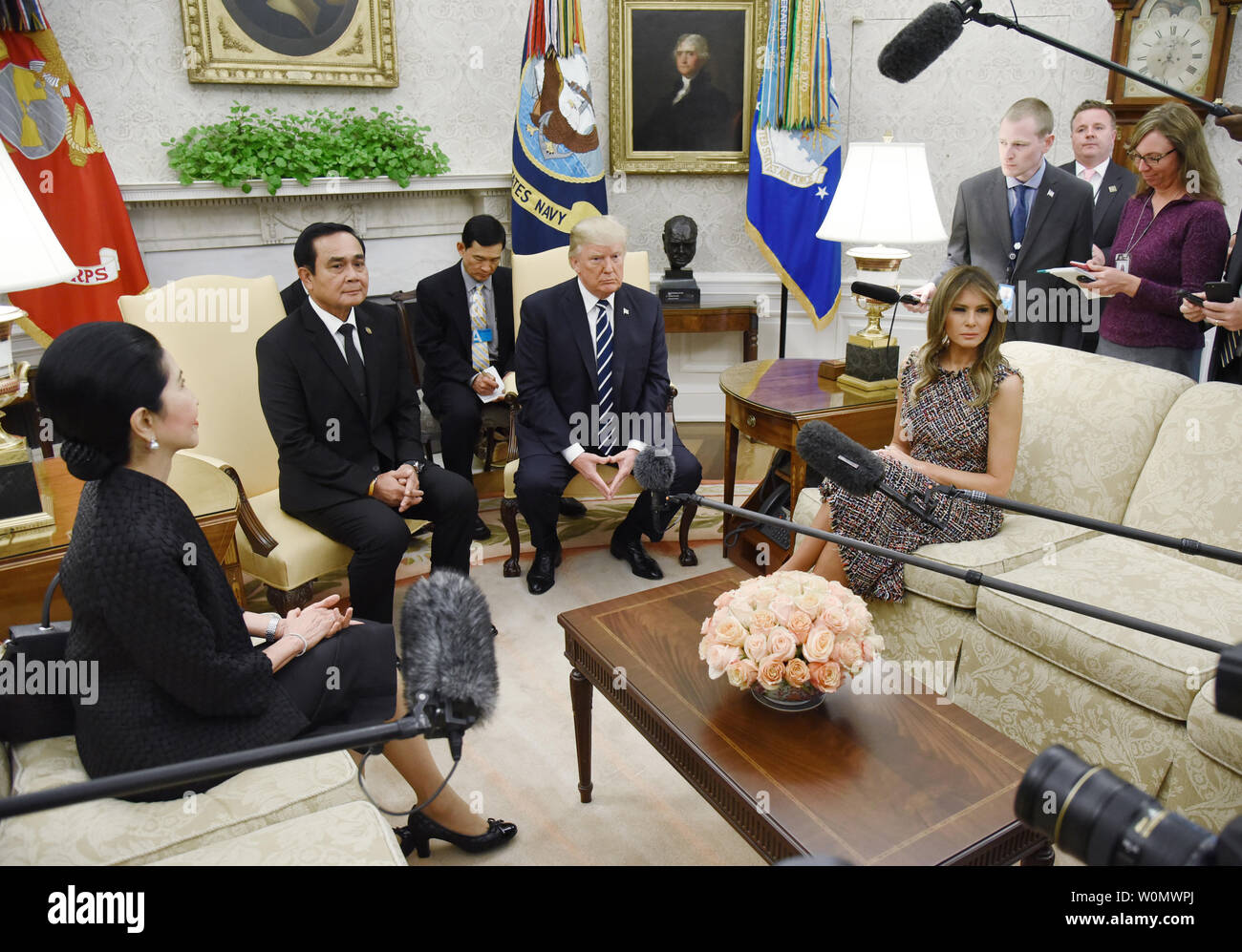 Präsident Donald Trump und First Lady Melania Trump willkommen Premierminister Prayut Chan-o-cha und Frau Chan-o-Cha von Thailand im Oval Office des Weißen Hauses in Washington, DC, 2. Oktober 2017. Foto von Olivier Douliery/UPI Stockfoto