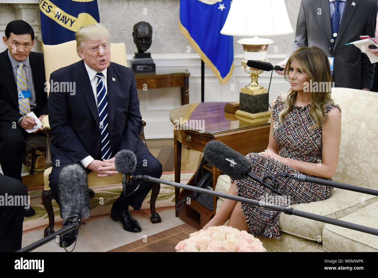 Präsident Donald Trump und First Lady Melania Trump willkommen Premierminister Prayut Chan-o-cha und Frau Chan-o-Cha von Thailand im Oval Office des Weißen Hauses in Washington, DC, 2. Oktober 2017. Foto von Olivier Douliery/UPI Stockfoto