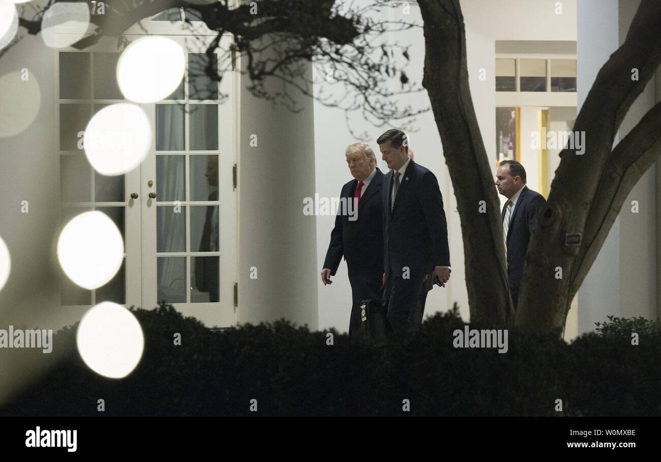 Us-Präsident Donald J. Trumpf spricht mit Weißen Haus Sekretär Rob Porter (Mitte) und Senator Mike Lee (R-UT) (rechts), da sie sich auf das Weiße Haus in Washington, DC nach der Teilnahme an Veranstaltungen in Salt Lake City, Utah, und unterzeichneten zwei Presidential Proklamationen verringert die Größe des Grand Staircase-Escalante National Monuments und großen Ohren, 4. Dezember 2017. Foto von Chris Kleponis/UPI Stockfoto