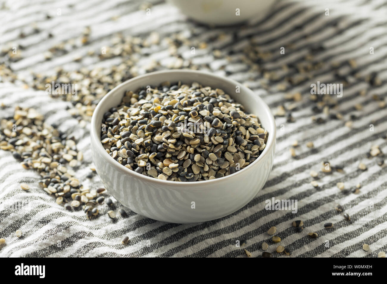 Trockene organische Murad Split Matpe Bohnen in eine Schüssel geben. Stockfoto