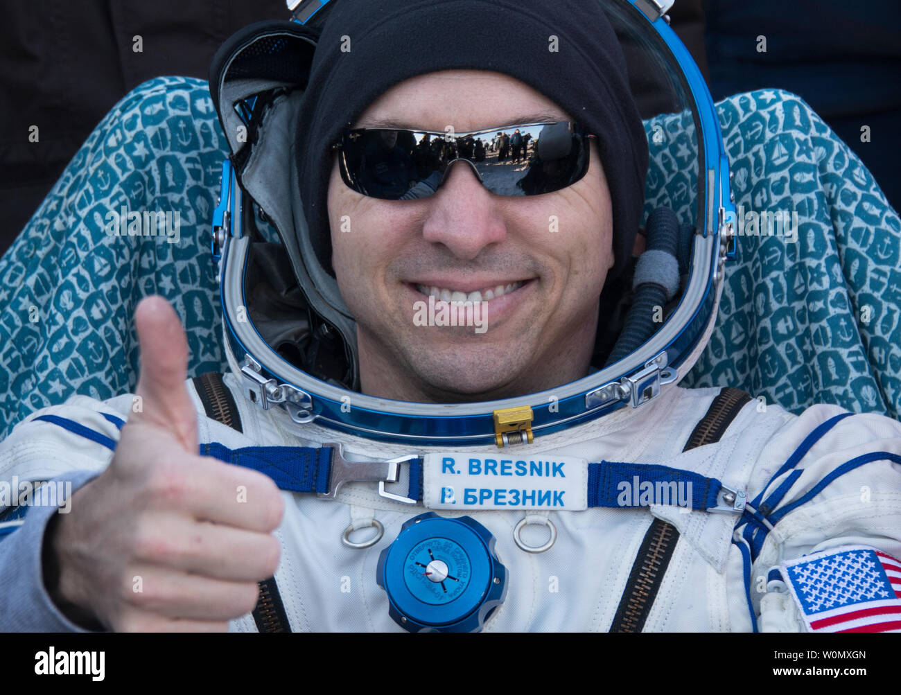 NASA-Astronaut Randy Bresnik ruht in einem Stuhl kurz nach ihm und der ESA (Europäische Weltraumorganisation) Astronauten Paolo Nespoli und Roskosmos Kosmonaut Sergey Ryazanskiy in ihrer Sojus MS-05 Raumschiff in einer abgelegenen Gegend in der Nähe der Stadt Zhezkazgan, Kasachstan landete am 14. Dezember 2017. Bresnik, Nespoli und Ryazanskiy Rückkehr nach 139 Tagen im Weltraum, wo sie dienten als Mitglieder der Expedition 52 und 53 Crews der Internationalen Raumstation an Bord. NASA Foto von Bill Ingalls/UPI Stockfoto