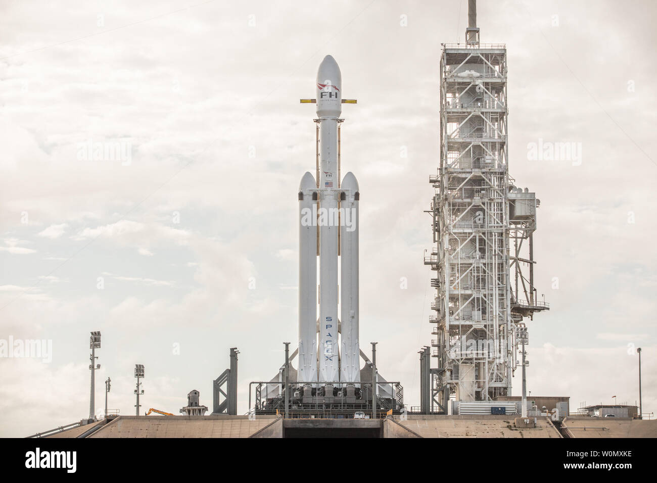 In diesem Foto, das am 2. Januar 2018 freigegeben, SpaceX Falcon's Schwere Rakete wird abgebildet auf Launchpad 39A am Kennedy Space Center in Florida aufrecht, wie die Firma für Jungfernflug der Rakete vorbereitet. Mit mehr als 5 Millionen Pfund Schub beim Start - entspricht etwa 747 Flugzeuge bei voller Leistung 18 - Falcon schwer die leistungsstärksten operative Rakete in die Welt um den Faktor zwei. SpaceX/UPI Stockfoto