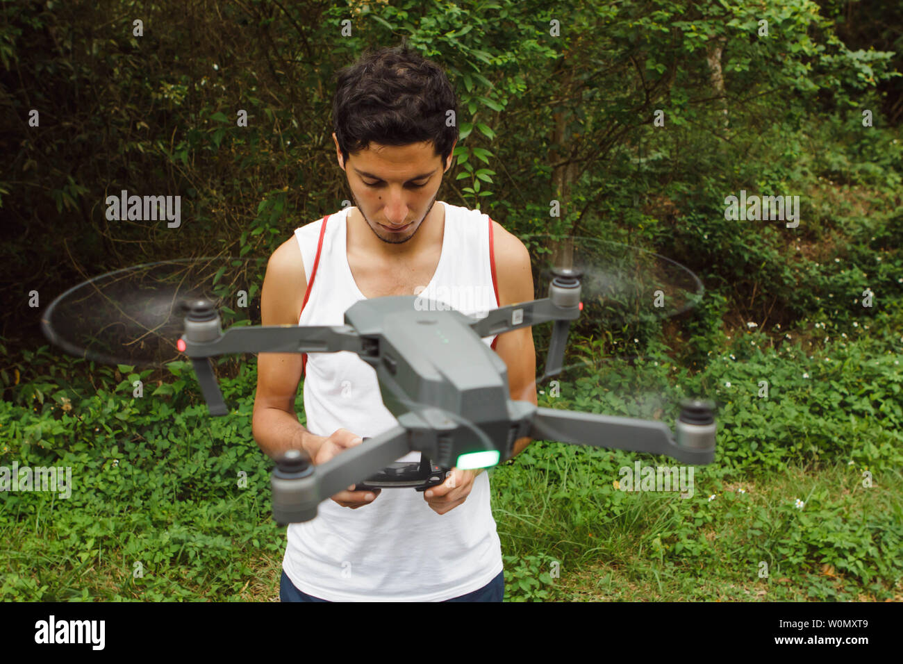 Junge Menschen lernen eine Drohne mit auf der grünen Wiese zu fliegen Stockfoto