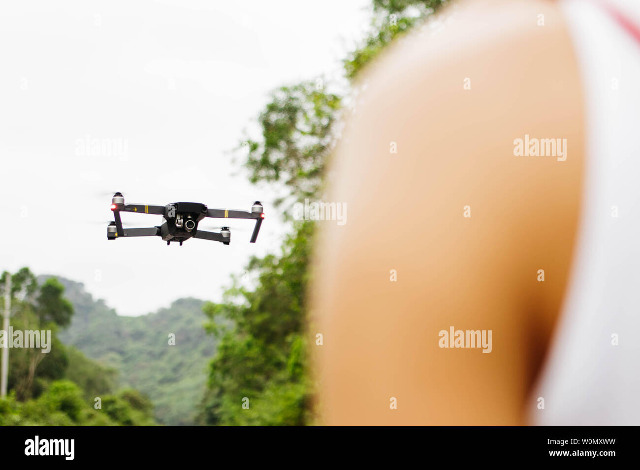 In der Nähe von Flying drone und verschwommene Mann vor im Feld Stockfoto