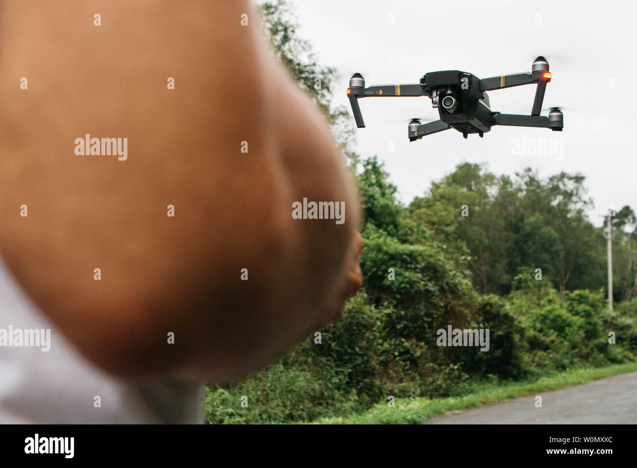 Drohne fliegen Vor ein Mann Stockfoto