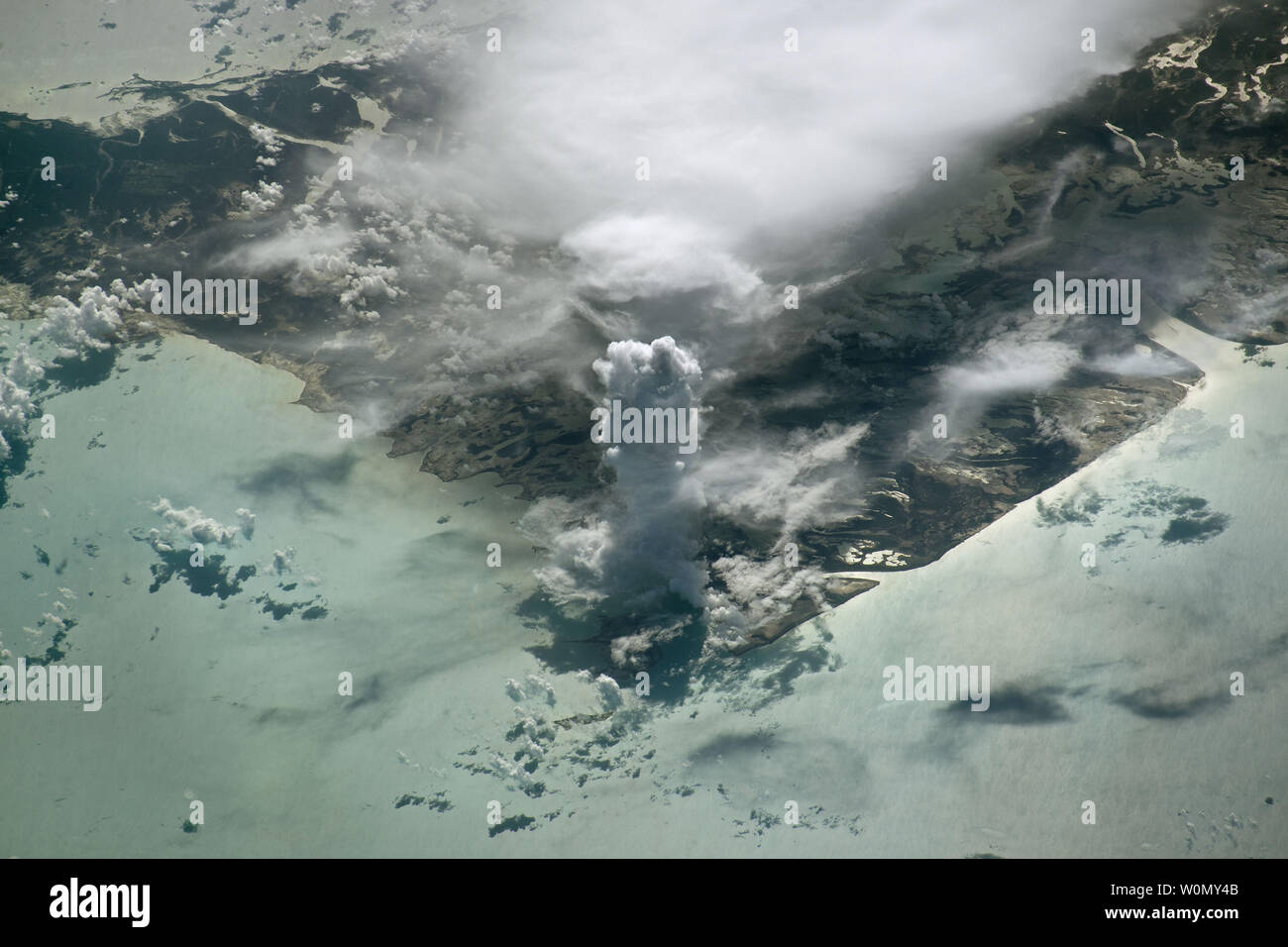Ein Astronaut auf der Internationalen Raumstation nahm dieses Foto von einer massiven vertikalen Wolkenbildung - meteorologen als Cumulus castellanus - über die Insel Andros, Teil der Bahamas Archipel bekannt. North, Central Andros Andros, und South Andros sind jeweils aus mehreren kleineren Inseln und Riffs, die durch kleinere Flussmündungen verbunden sind. Zusammen, Andros ist die größte Fläche 2.300 Quadratkilometer alle 700 Inseln der Bahamas. Diese ragen säulenartig Wolken sind Teil der Gattung cumulonimbus. Die cloud Name castellanus kommt von der Ähnlichkeit zu den crenelat Stockfoto