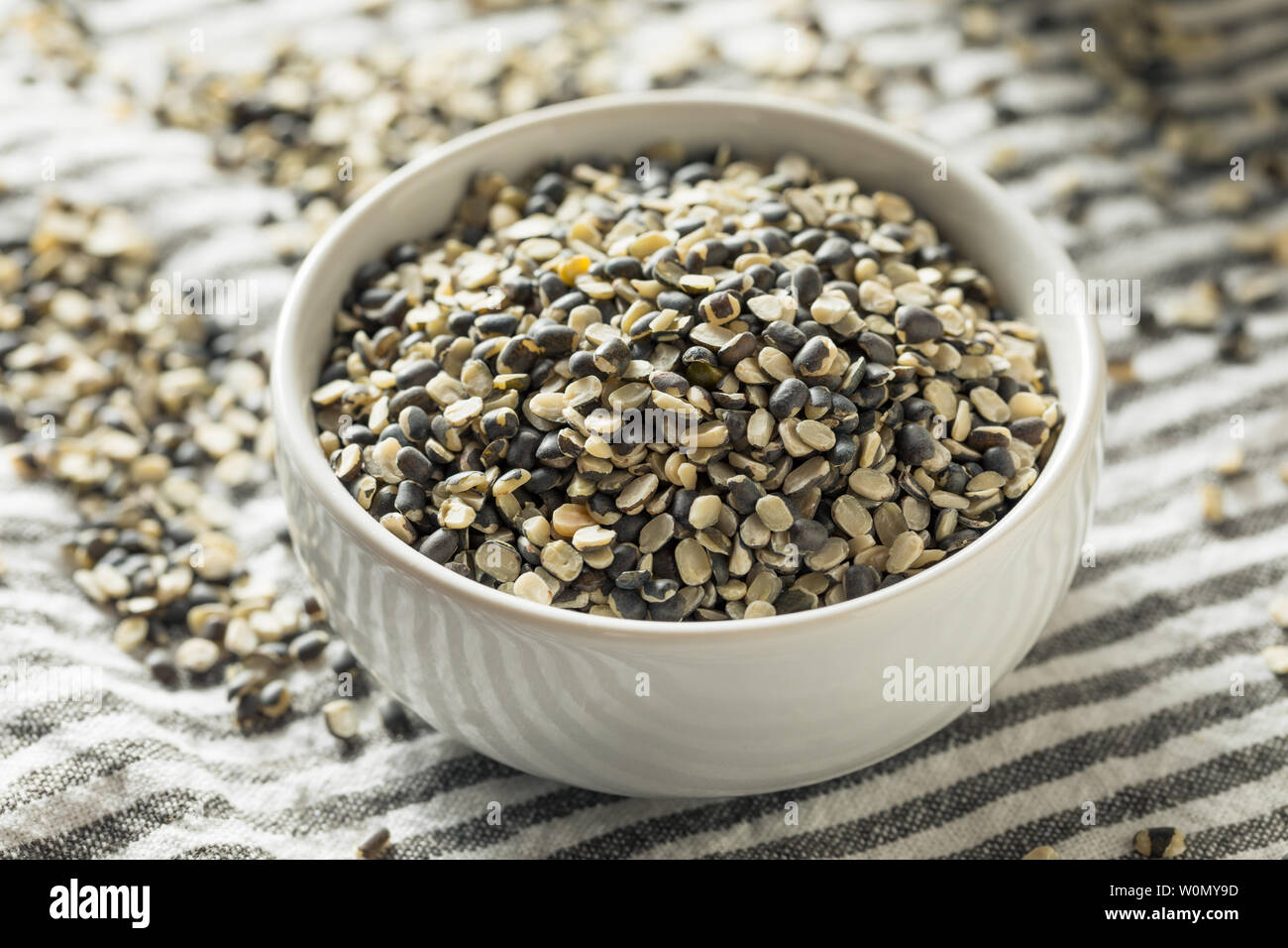 Trockene organische Murad Split Matpe Bohnen in eine Schüssel geben. Stockfoto