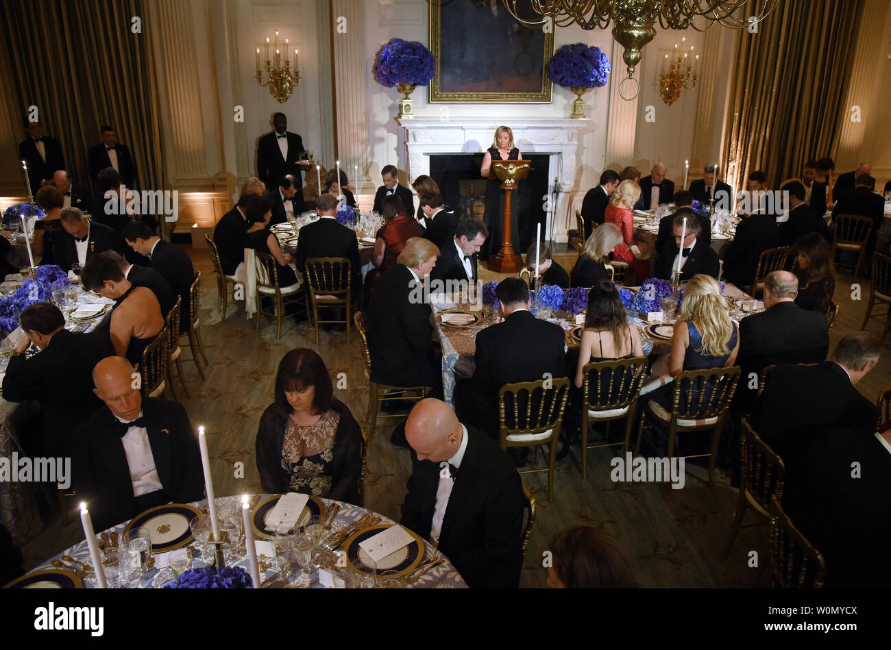 Oklahoma reg. Mary Fallin bietet der Segen am Governors' Ball im Speisesaal des Weißen Hauses in Washington, DC, die am 25. Februar 2018. Foto von Olivier Douliery/UPI Stockfoto