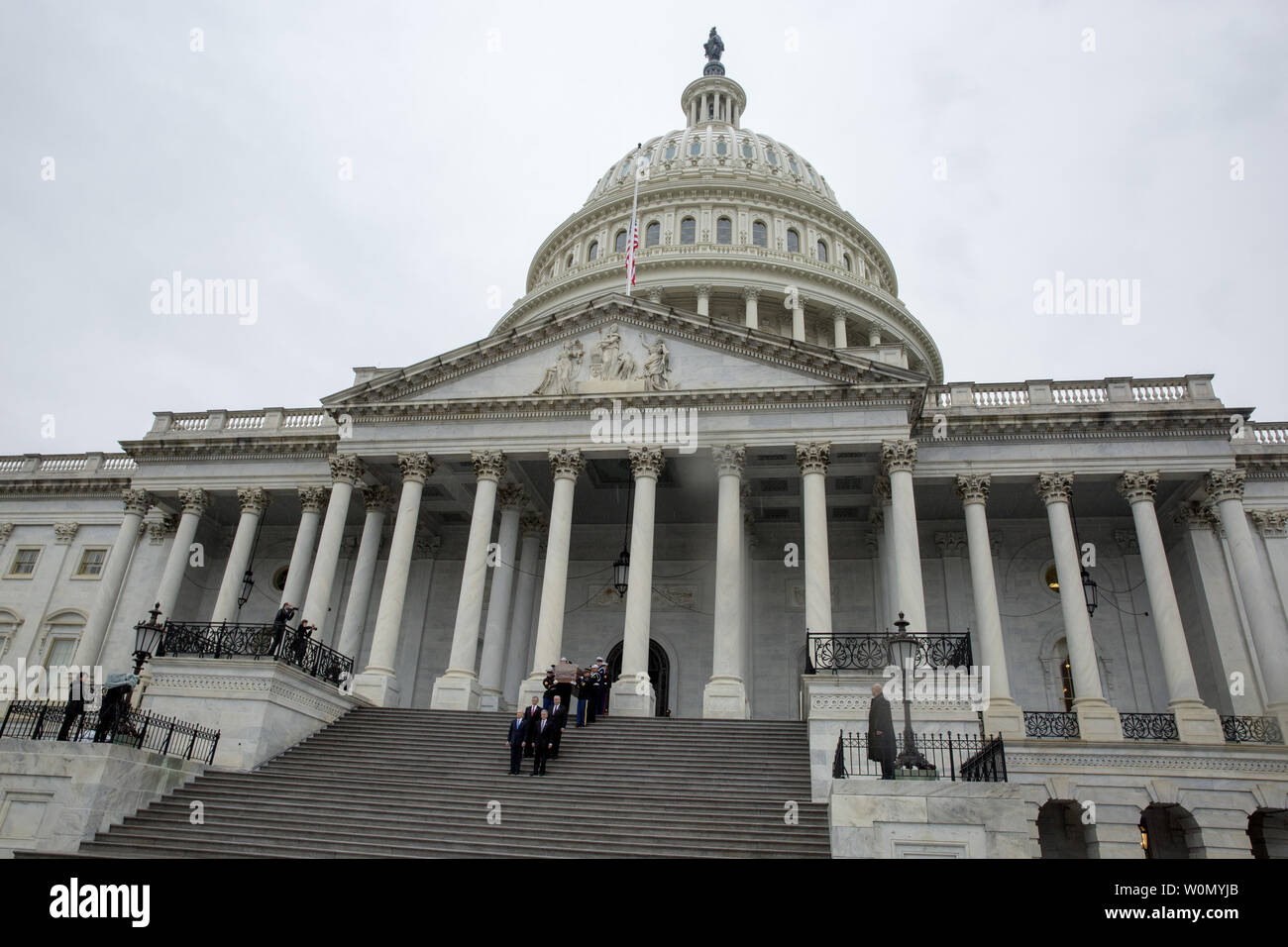 Die Schatulle der amerikanische Evangelist Billy Graham aus dem Osten Schritte auf dem US Capitol in Washington, DC, die am 1. März 2018. Nach dem Lügen zu Ehren in der Rotunde für einen Tag, sein Körper, der Köpfe zu Nord-Carolina für eine Beerdigung am Freitag. Foto von Tasos Katopodis Stockfoto