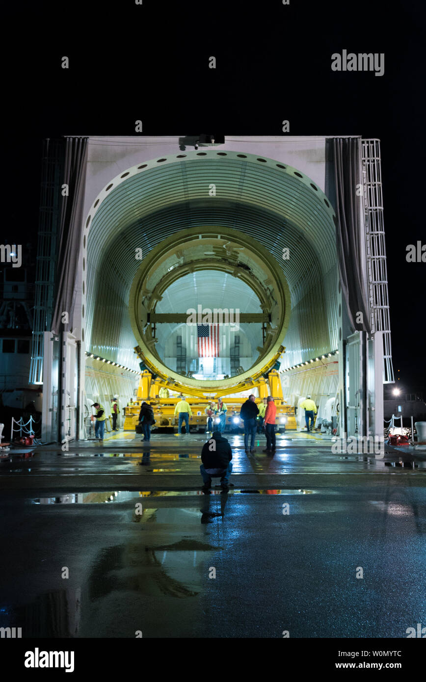 Eine strukturelle Test version Der intertank für NASA's Neues deep-space-Rakete, den Weltraum System, kommt an die NASA Marshall Space Flight Center am 4. März 2018, an Bord der Barke Pegasus. Der intertank ist das zweite Stück der strukturellen Hardware für den massiven SLS core Stadium des NASA Michoud Assembly Facility in New Orleans gebaut geliefert an Marshall für die Prüfung. Die strukturellen test Artikel kritischen Prüfung unterzogen werden, da die Techniker schieben, ziehen und die Hardware mit Millionen von Pfund an Kraft verbiegen, um sicherzustellen, dass sie die Kräfte der Start- und Aufstieg standhalten können. Foto von Tyler Martin/NASA/MSF Stockfoto