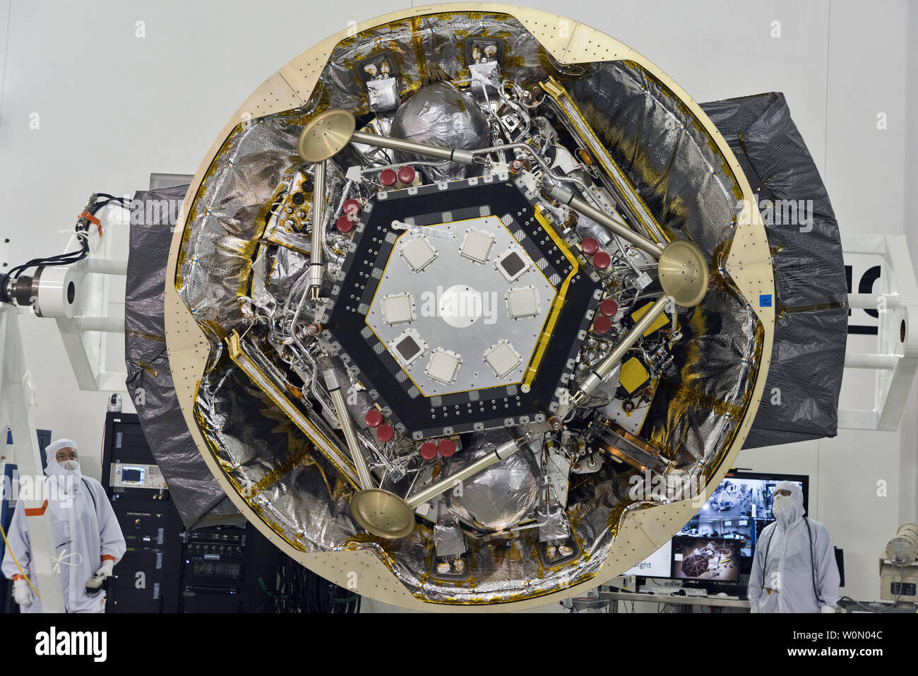 Innerhalb der Astrotech Processing Facility auf der Vandenberg Air Force Base in Kalifornien, die NASA-Innenraum Exploration über seismische Untersuchungen, Geodäsie und Wärmetransport, oder Einsicht, Sonde gedreht wird auf eine Befestigung für die weitere Prüfung. Einblick wurde entwickelt und von Lockheed-Martin Raumfahrtsysteme in Denver, Colorado, gebaut und ist für Liftoff geplant ist zum 5. Mai 2018. InSight ist die erste Mission auf dem Mars zu landen und tiefe Innere des Roten Planeten erkunden. Sie untersuchen Prozesse, die Form der felsigen Planeten des inneren Sonnensystems einschließlich der Erde. Foto von Alex Valdez/USAF 30 Raum W Stockfoto