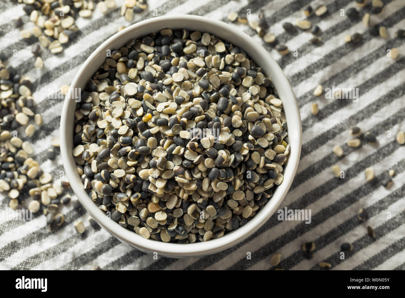 Trockene organische Murad Split Matpe Bohnen in eine Schüssel geben. Stockfoto